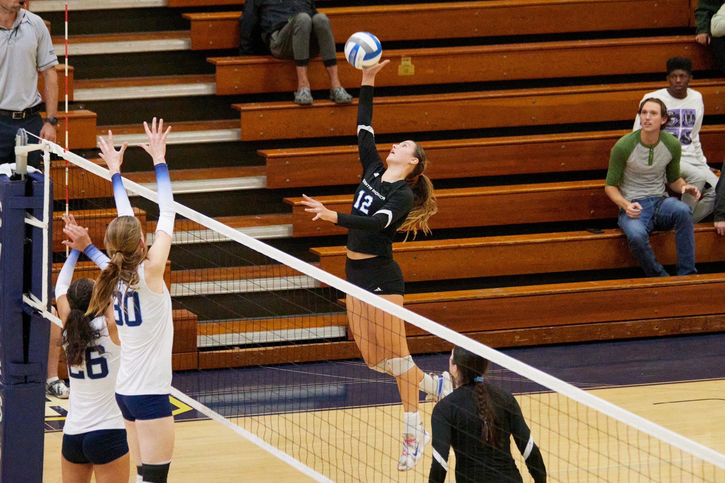  Santa Monica College Corsairs setter Mia Paulson during the women's volleyball match against Cypress College Chargers at Cypress College Gymnasium number 2, Cypress, Calif., on Nov 21, 2023. The Corsairs won 3-2. (Danniel Sumarkho | The Corsair) 