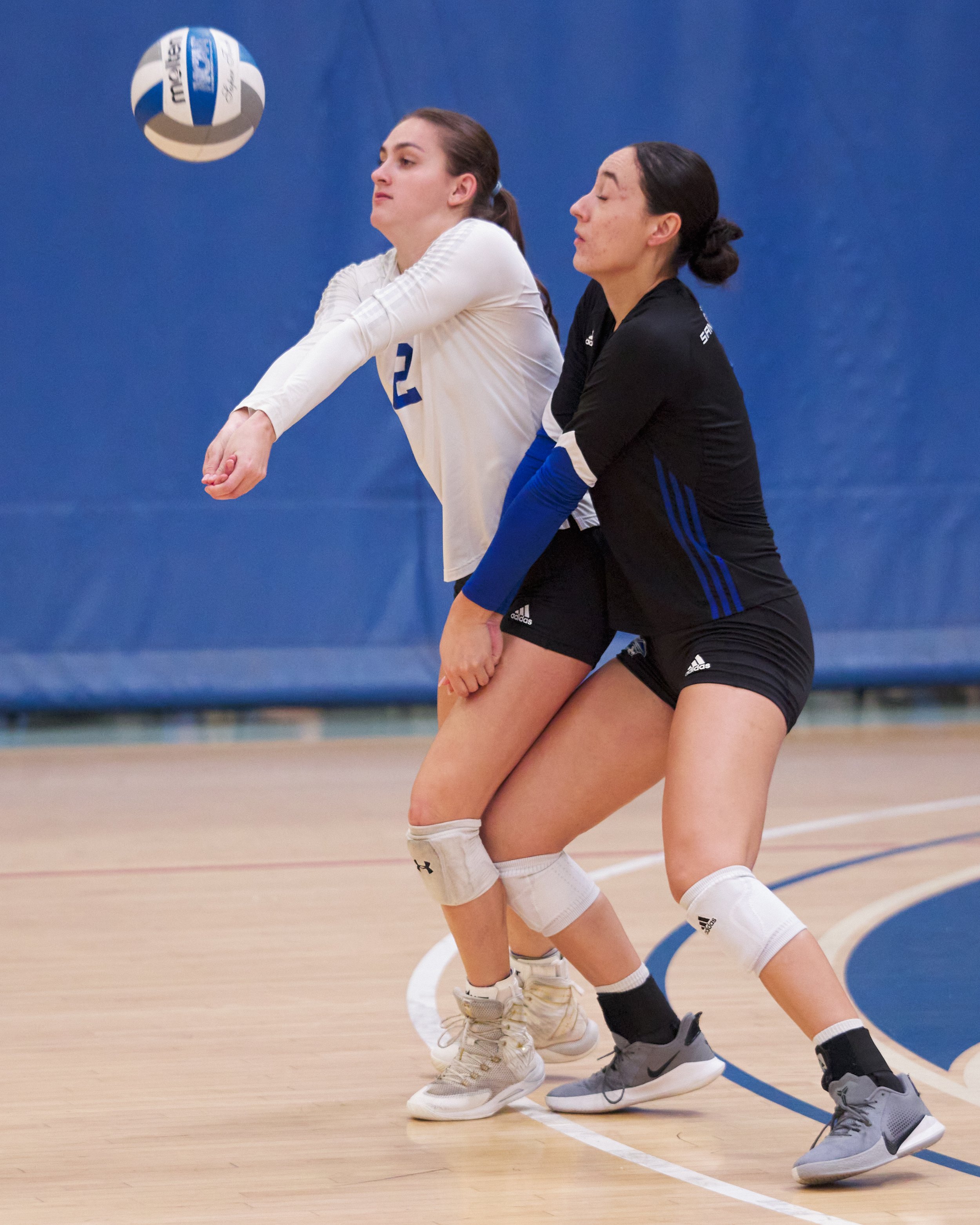  Santa Monica College Corsairs' Prior Borick and Natalie Fernandez collide while receiving a serve from the Cuyamaca College Coyotes during the women's volleyball match on Wednesday, Sept. 6, 2023, at the SMC Gym in Santa Monica, Calif. The Corsairs 