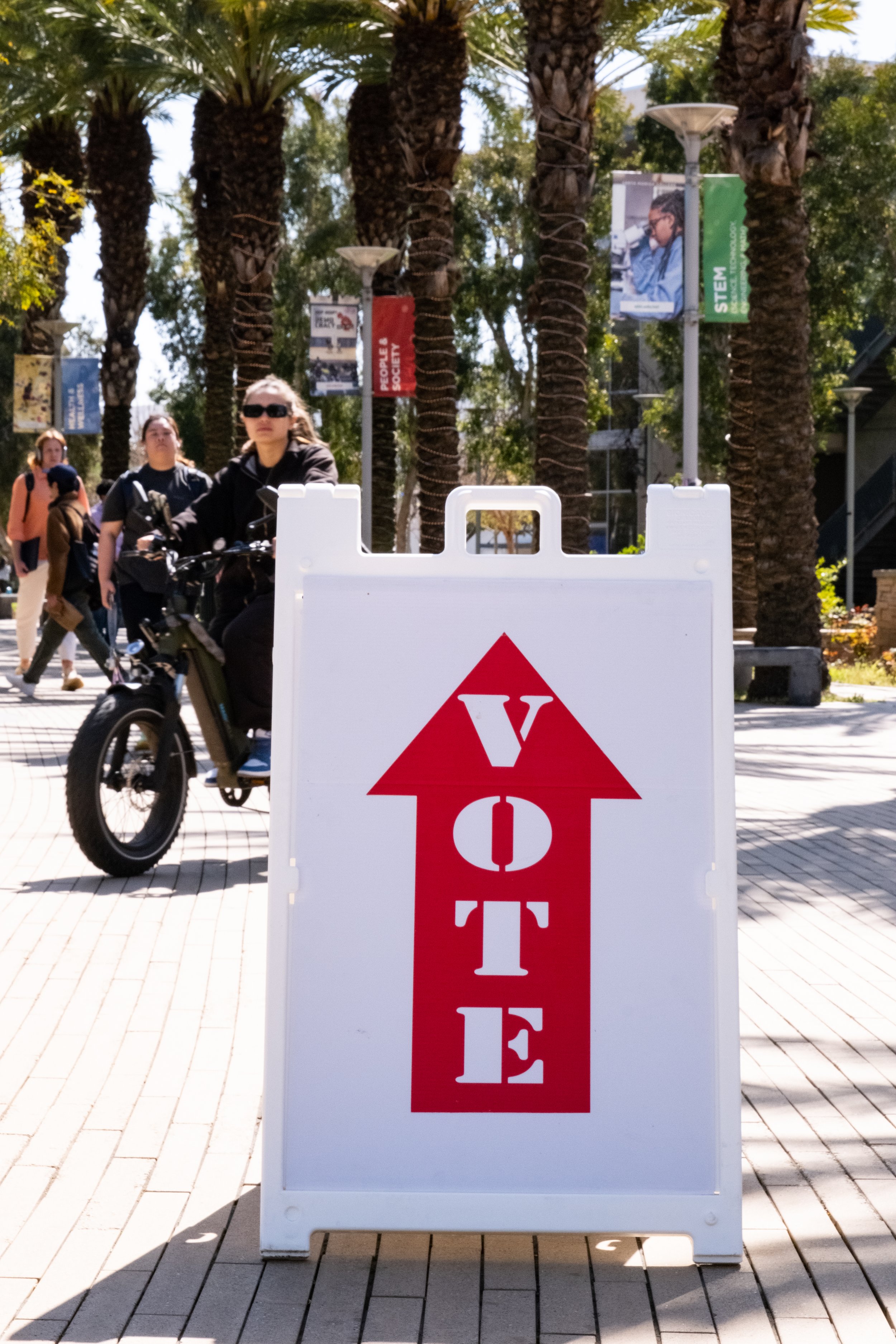  Sign guiding the community to the voting enter on the Santa Monica College main campus (Alejandro Contreras | The Corsair) 