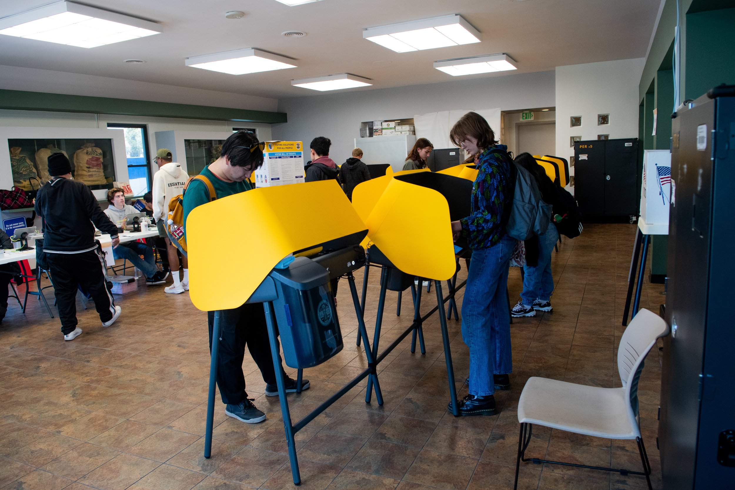  Voters join on the SMC campus to vote in Santa Monica, Calif., on March 5, 2024.  (Corsair Photo: Saiya Williams) 