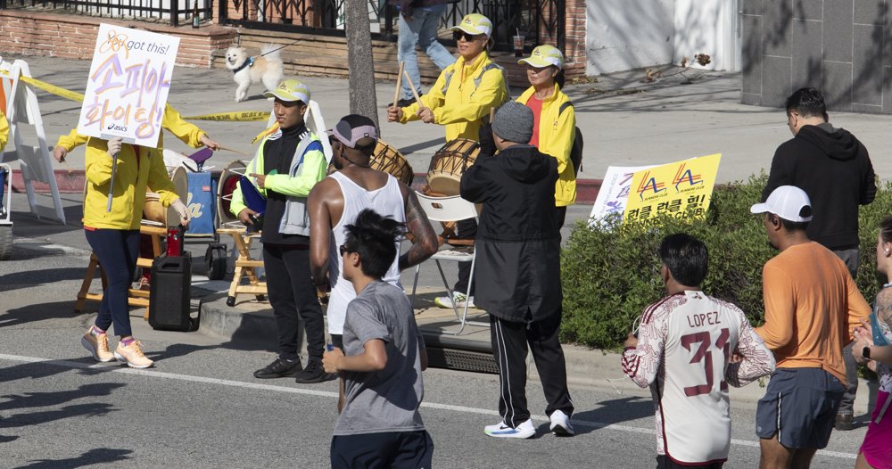  Spectators watching runners of the Los Angeles Marathon, Sunday, March 17, 2024, Beverly Hills, Los Angeles, Calif. 