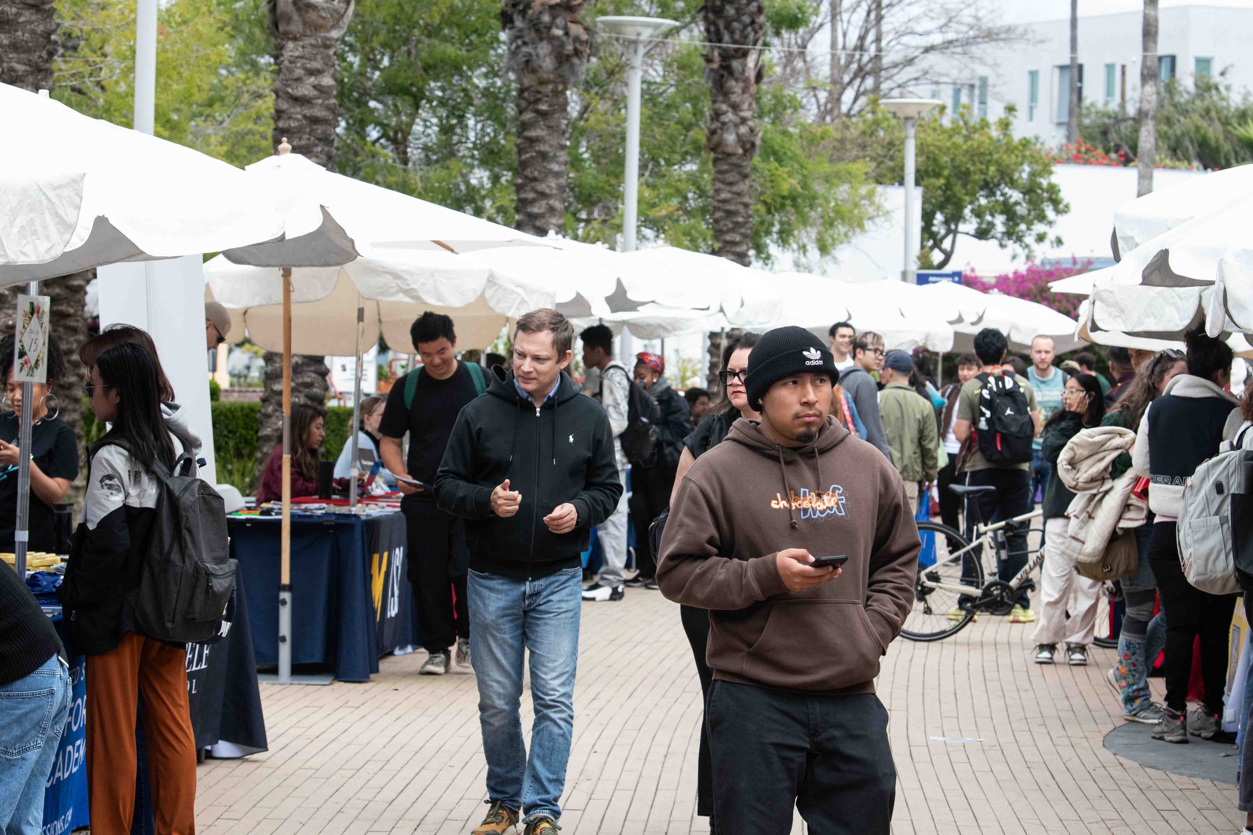  Many Santa Monica College students and faculty scatter and chatter over the main walkway during the Santa Monica College fair on April 25,2024  in Santa Monica,Calif., (Corsair Photo:Jamael Shotomide) 