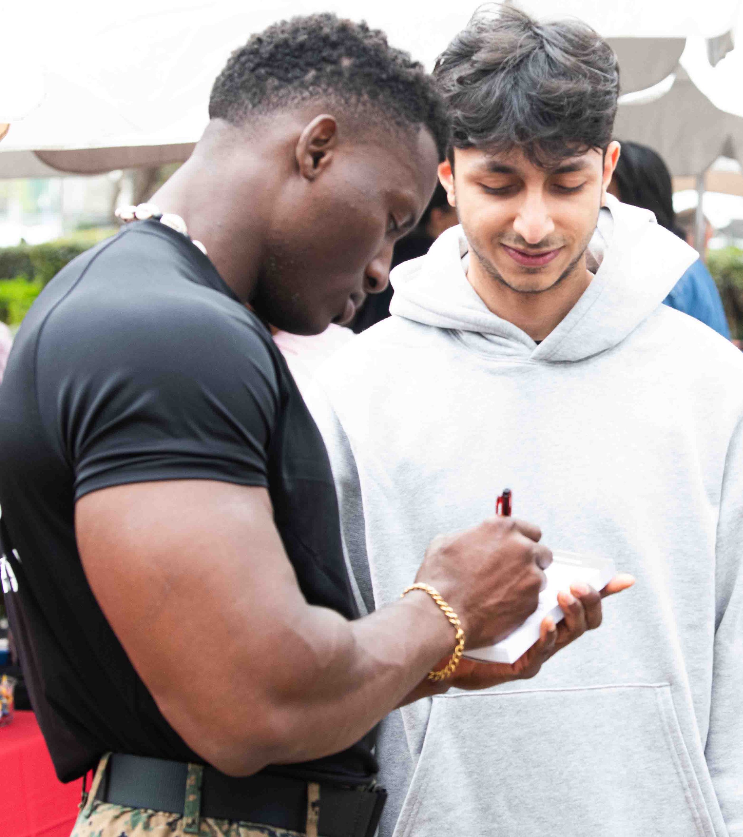  A military officer talks with a Santa Monica College student during the Santa Monica College fair on April 25,2024  in Santa Monica,Calif., (Corsair Photo:Jamael Shotomide) 