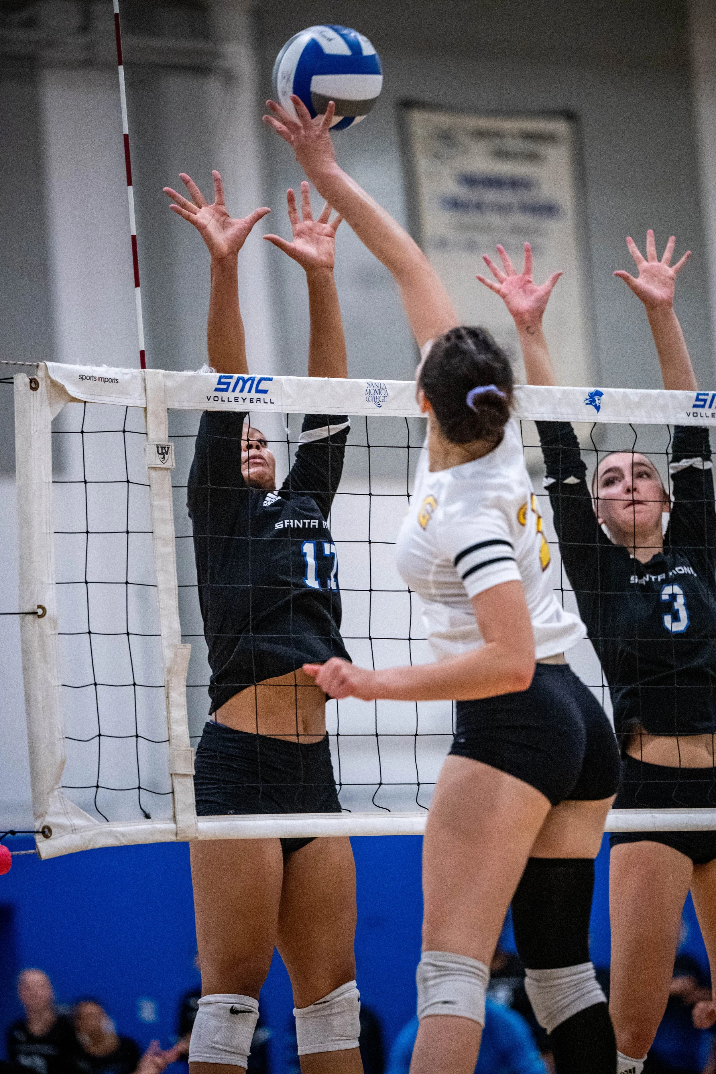 Santa Monica College (SMC) Corsairs’ (L to R) outside hitter (17) Deavan Antoine-Dillon and middle blocker (5) Nicole Lankton block the ball on Friday, September 19, 2025, Santa Monica,Calif. The Corsairs won the match 3-0. (Tom Rosholt | The Corsa