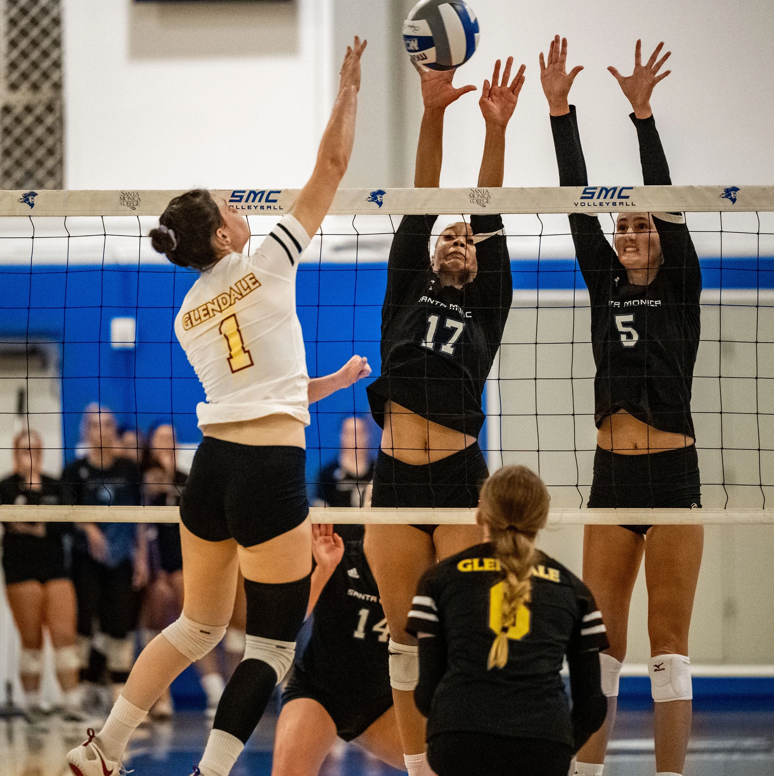 Santa Monica College (SMC) Corsairs’ (Lto R0 outside hitter (17) Deavan Antoine-Dillon and middle blocker (5) Nicole Lankton block Glendale College (1) Kelaiyah Johnson on Friday, September 19, 2025, Santa Monica,Calif. The Corsairs won the match 3
