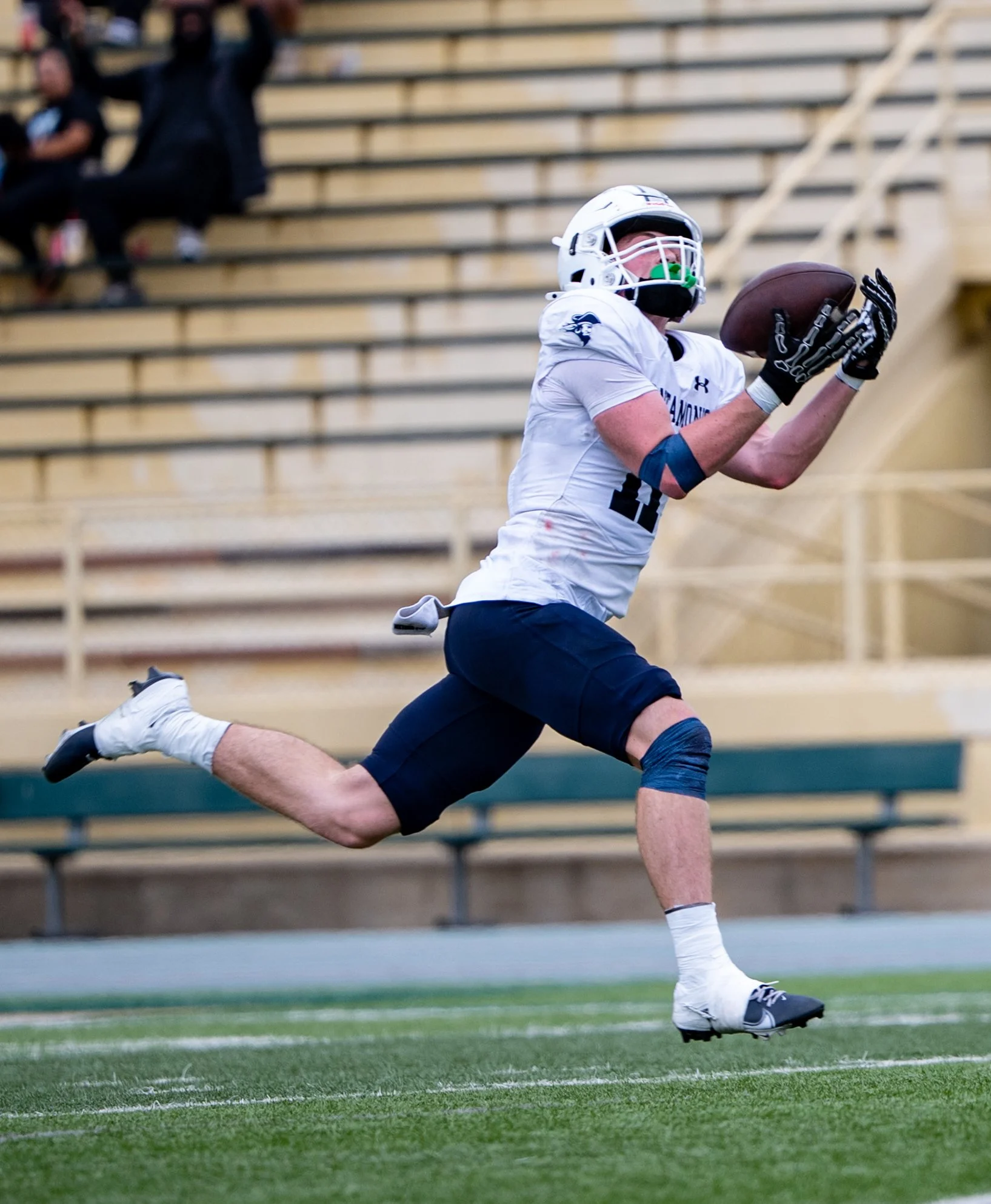 Santa Monica College (SMC) Corsair WR (11) Braydon Sanford catches 53 yard touchdown pass on Saturday, September 20, 2025, Valley Glenn,Calif. The Corsairs won 34-14. (Tom Rosholt | The Corsair)