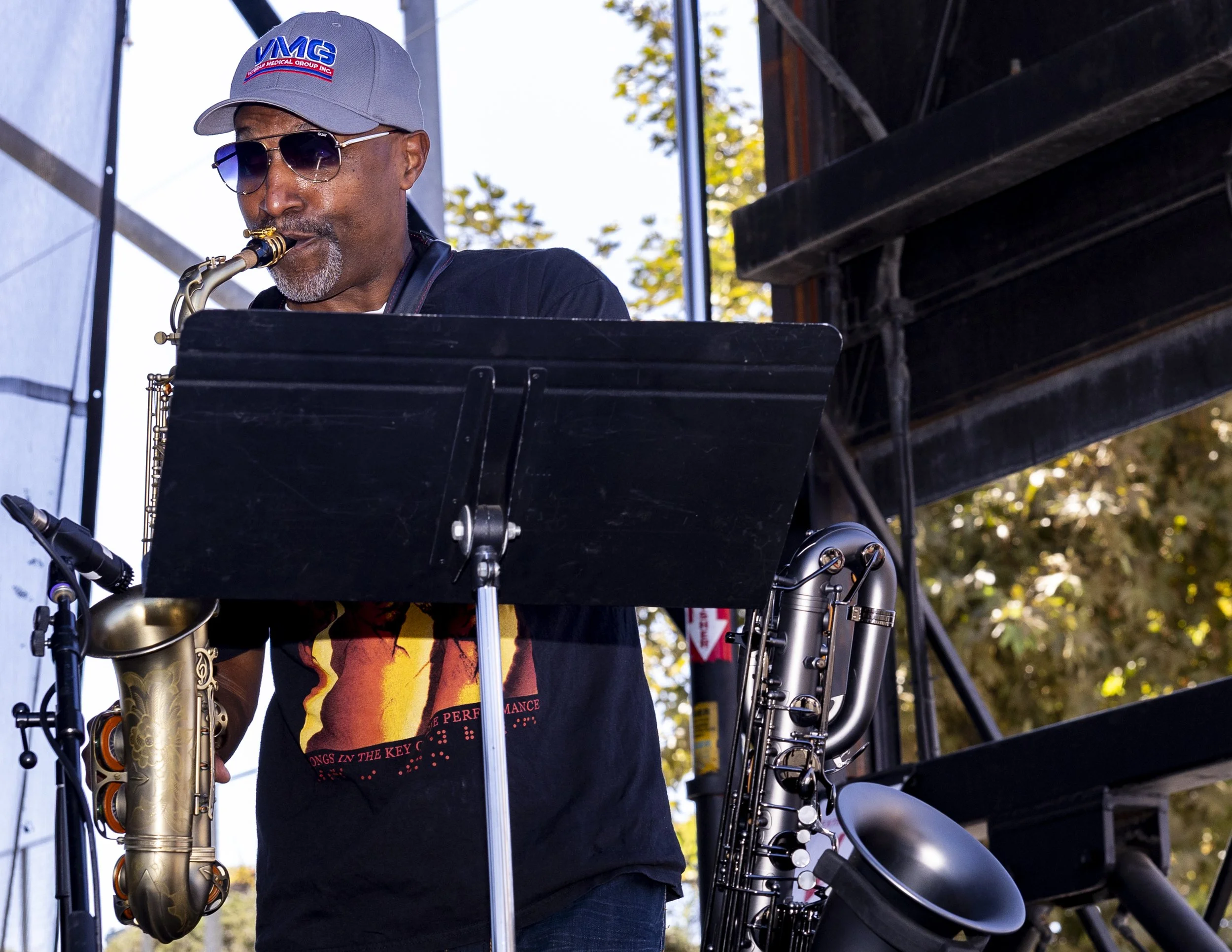 Randy Ellis (Right) performed at the 2025 Central Avenue Jazz Festival in South Los Angeles, Calif., on Saturday, Sept. 20, 2025, during the Kenneth Crouch plays Quincy and Sly set. (Kayjel J. Mairena | The Corsair)