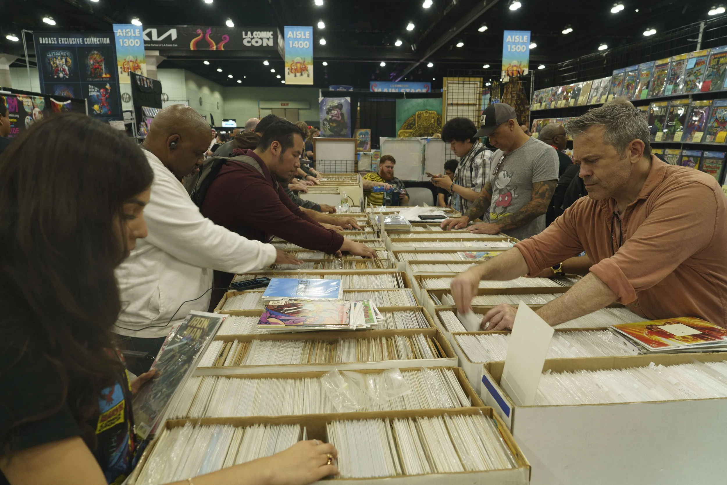  Comic fans of all ages  look through the masses of comic at LA Comic Con in Los Angeles, Calif., Friday Sept. 26, 2025 (Corsair | Danny Sanchez) 