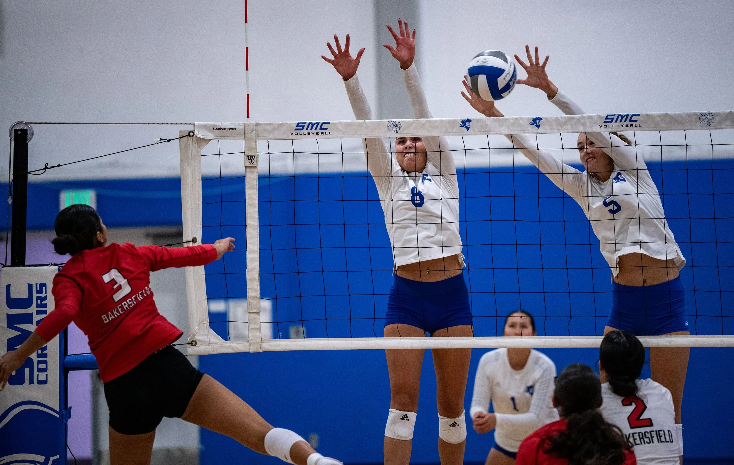  Santa Monica College (SMC) Corsair (L toR) outside hitter (8) Reese Luke and middle blocker (5) Nicole Lankton block Bakersfield College Renegade Anahi King Shot on Wednesday, October 1, 2025, Santa Monica,Calif. The Corsairs won the match 3-0. (Tom