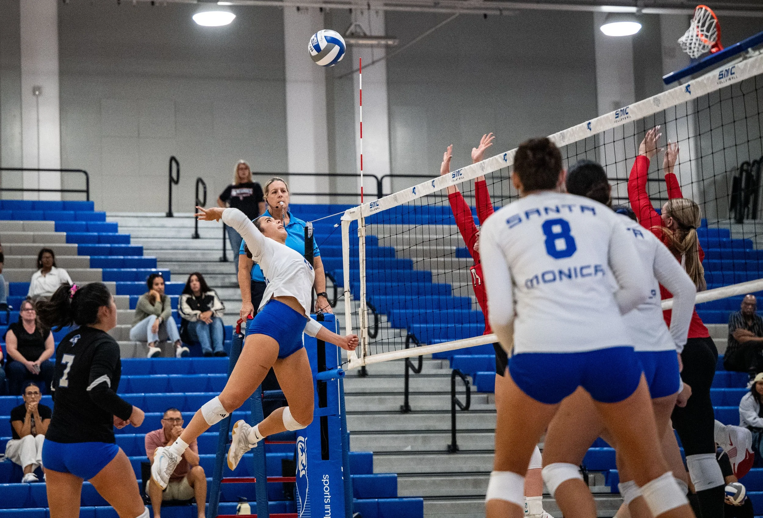  Santa Monica College (SMC) Corsair middle blocker (3) Amelia Bechtel setup to spike the ball on Wednesday, October 1, 2025, Santa Monica,Calif. The Corsairs won the match 3-0. (Tom Rosholt | The Corsair) 