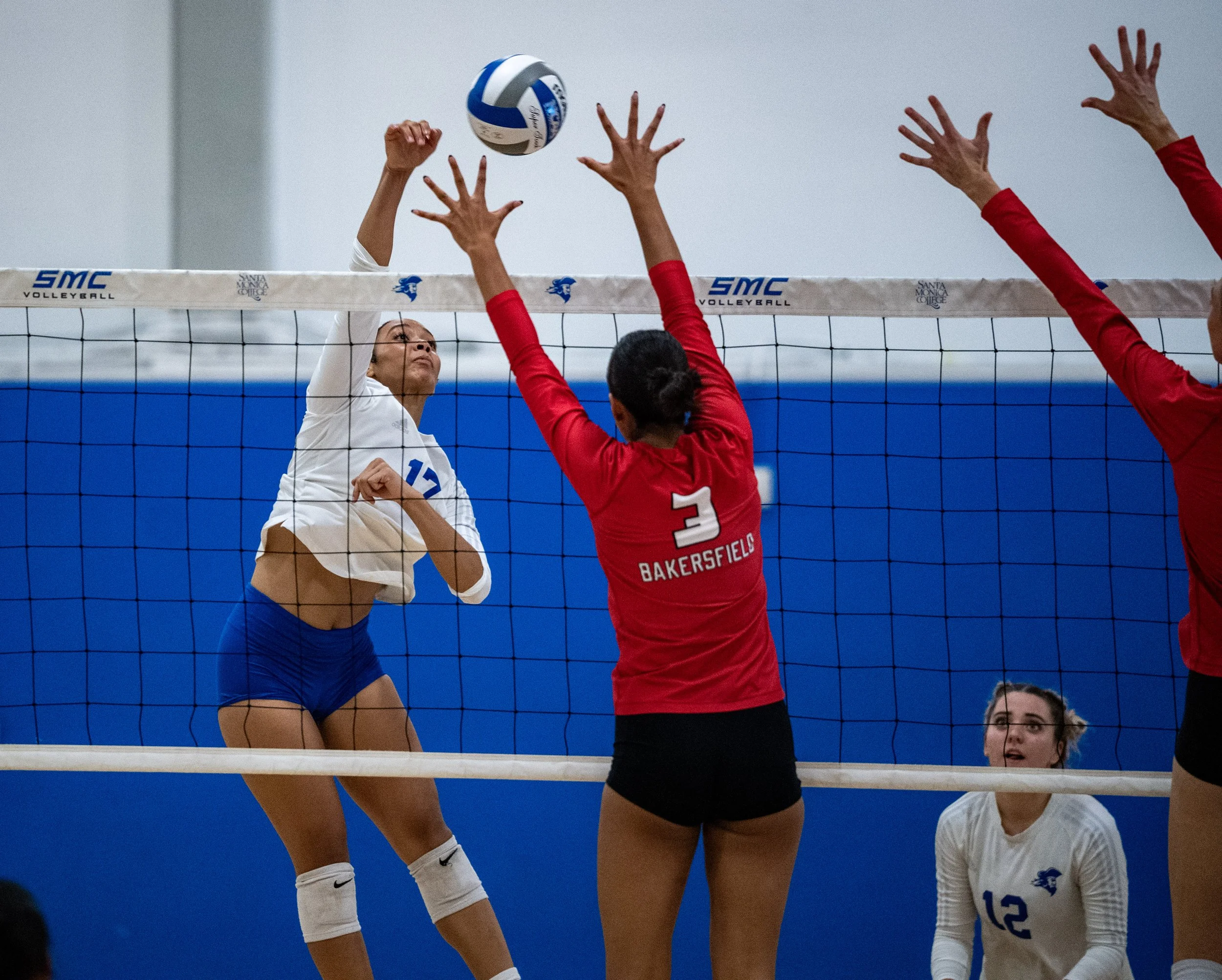  Santa Monica College (SMC) Corsair outside hitter (17) Deavan Antoine-Dillon spikes the ball on Wednesday, October 1, 2025, Santa Monica,Calif. The Corsairs won the match 3-0. (Tom Rosholt | The Corsair) 