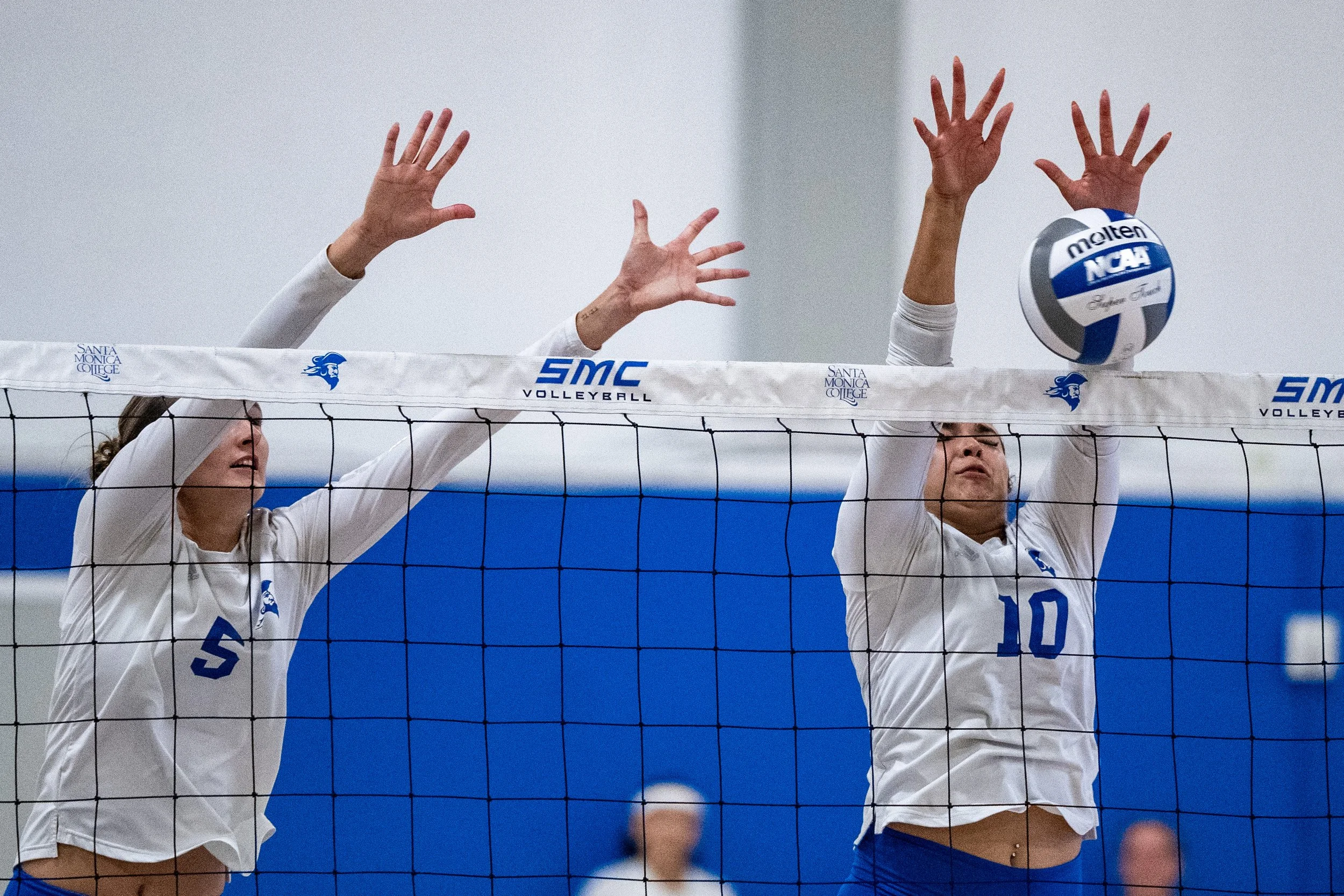  Santa Monica College (SMC) Corsair (L to R) middle blocker (5) Nicole Lankton and middle blocker (10) Mia Whitlock block the ball on Wednesday, October 1, 2025, Santa Monica,Calif. The Corsairs won the match 3-0. (Tom Rosholt | The Corsair) 
