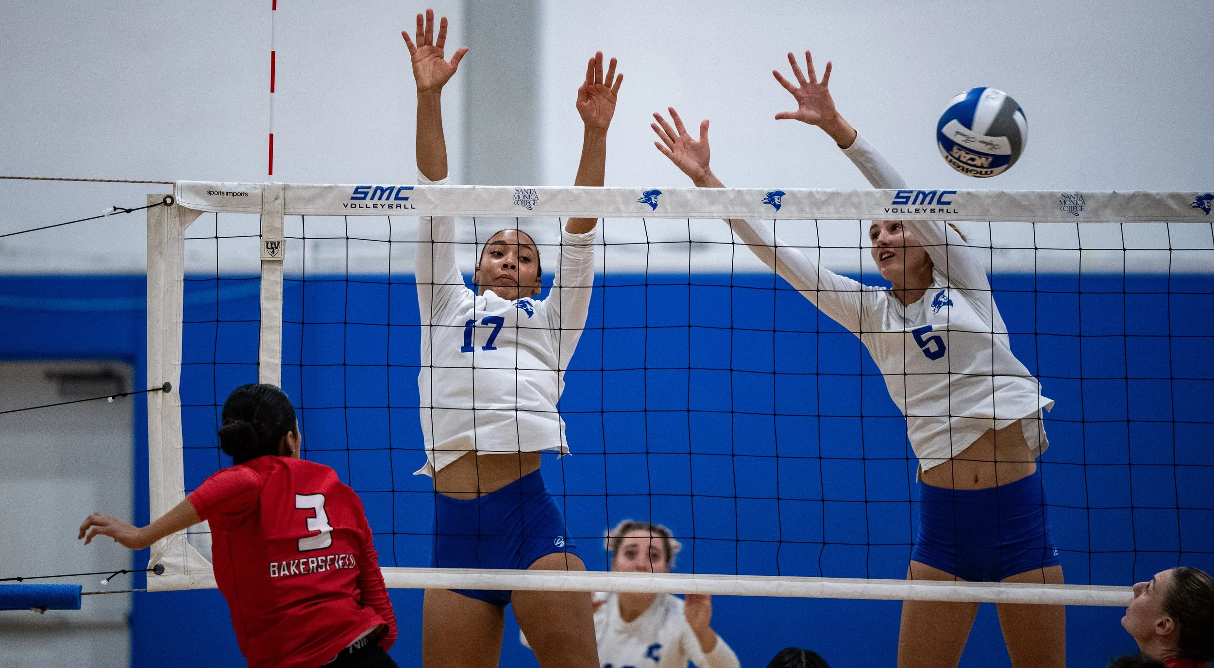  Santa Monica College (SMC) Corsair (L to R) outside hitter (17) Deavan Antoine-Dillon and middle blocker (5) Nicole Lankton block Bakersfield College Renegade Anahi King Shot on Wednesday, October 1, 2025, Santa Monica,Calif. The Corsairs won the ma