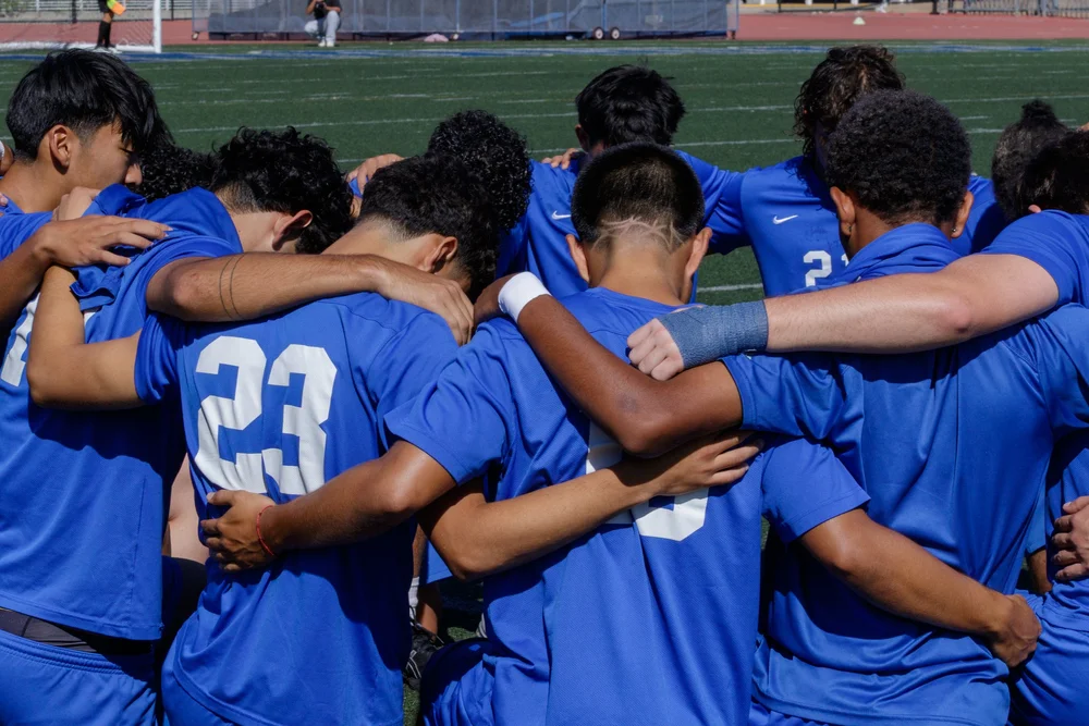  Santa Monica College Corsairs huddle before a soccer game Citrus College Owls on Thursday, Oct. 30, 2025 at Corsair Stadium in Santa Monica College, in Santa Monica, Calif. Corsairs defeat Owls 7-0. (Ana Sanchez Venegas | The Corsair) 