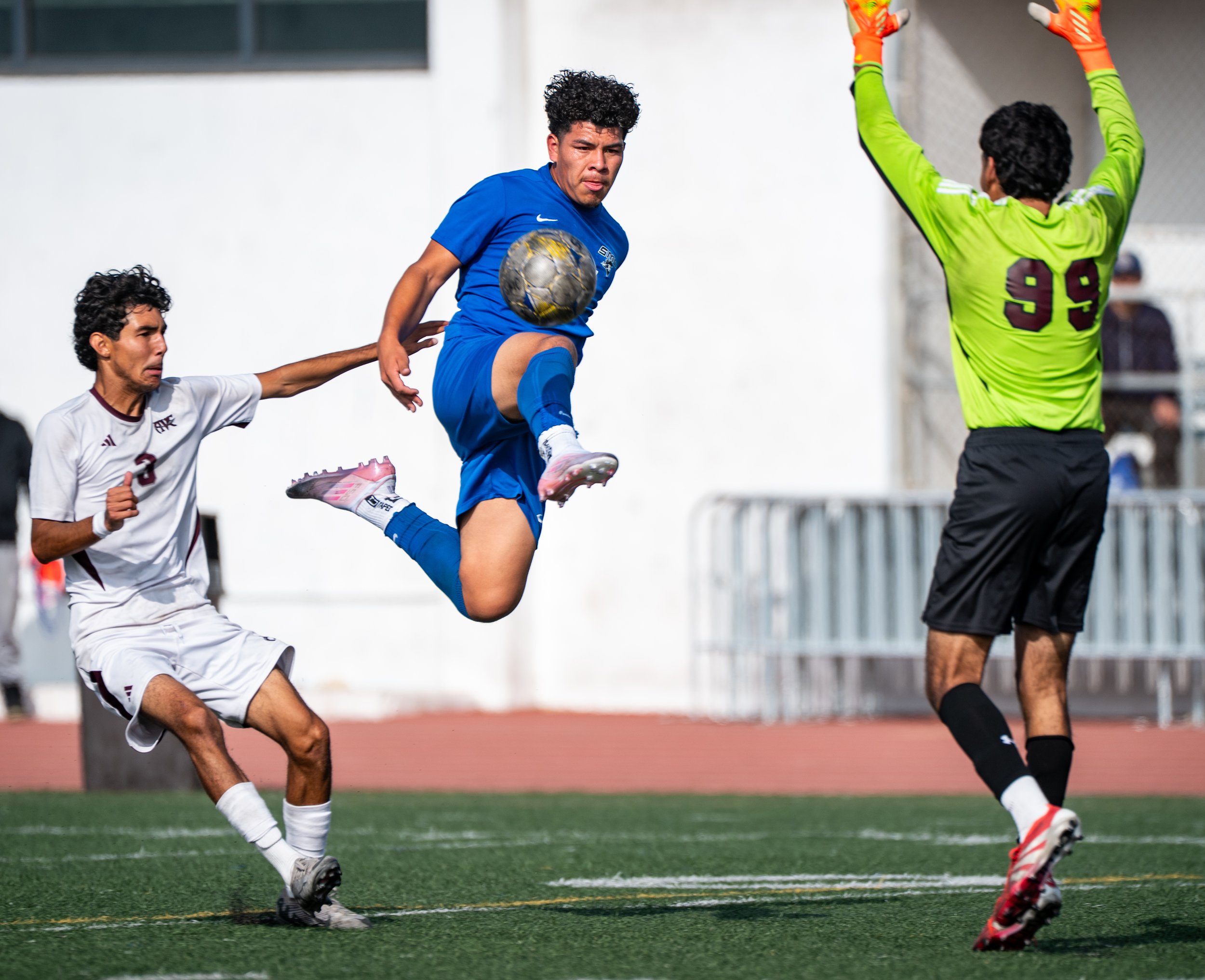 Santa Monica College (SMC) Corsair forward (14) Jefferson Parada fields the ball and passes it in one move on Tuesday,  November 4, 2025, Santa Monica, Calif. The Corsairs won the4-0. (Tom Rosholt | The Corsair) 