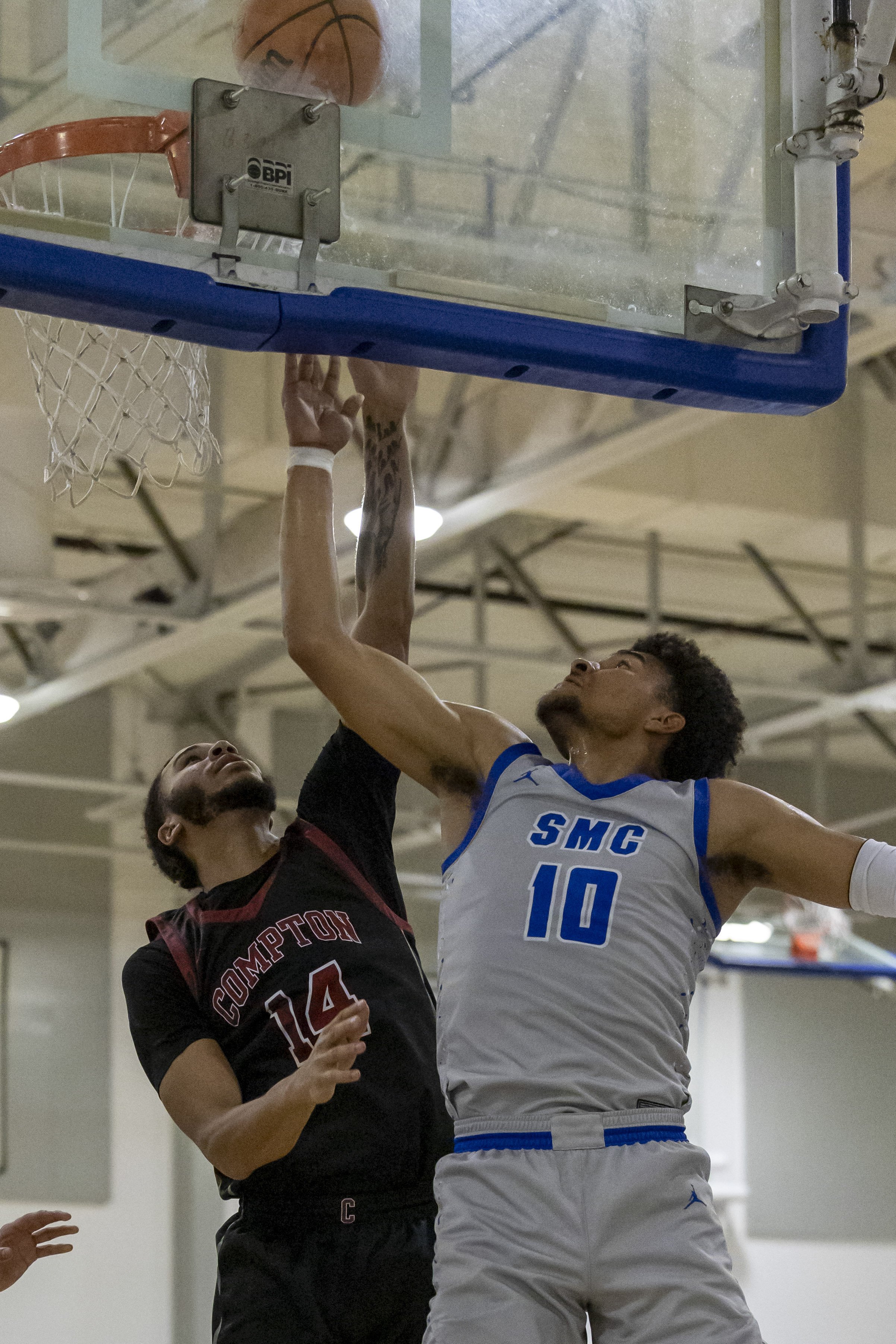 Santa Monica College (SMC) Corsair basketball player Khafre Garrett-Mills (#10) is going up for a layup during the SMC men’s basketball match against Compton College at Corsair Gym, Santa Monica, Calif., Nov. 7, 2025. The Corsair won 82-67. (Masie N