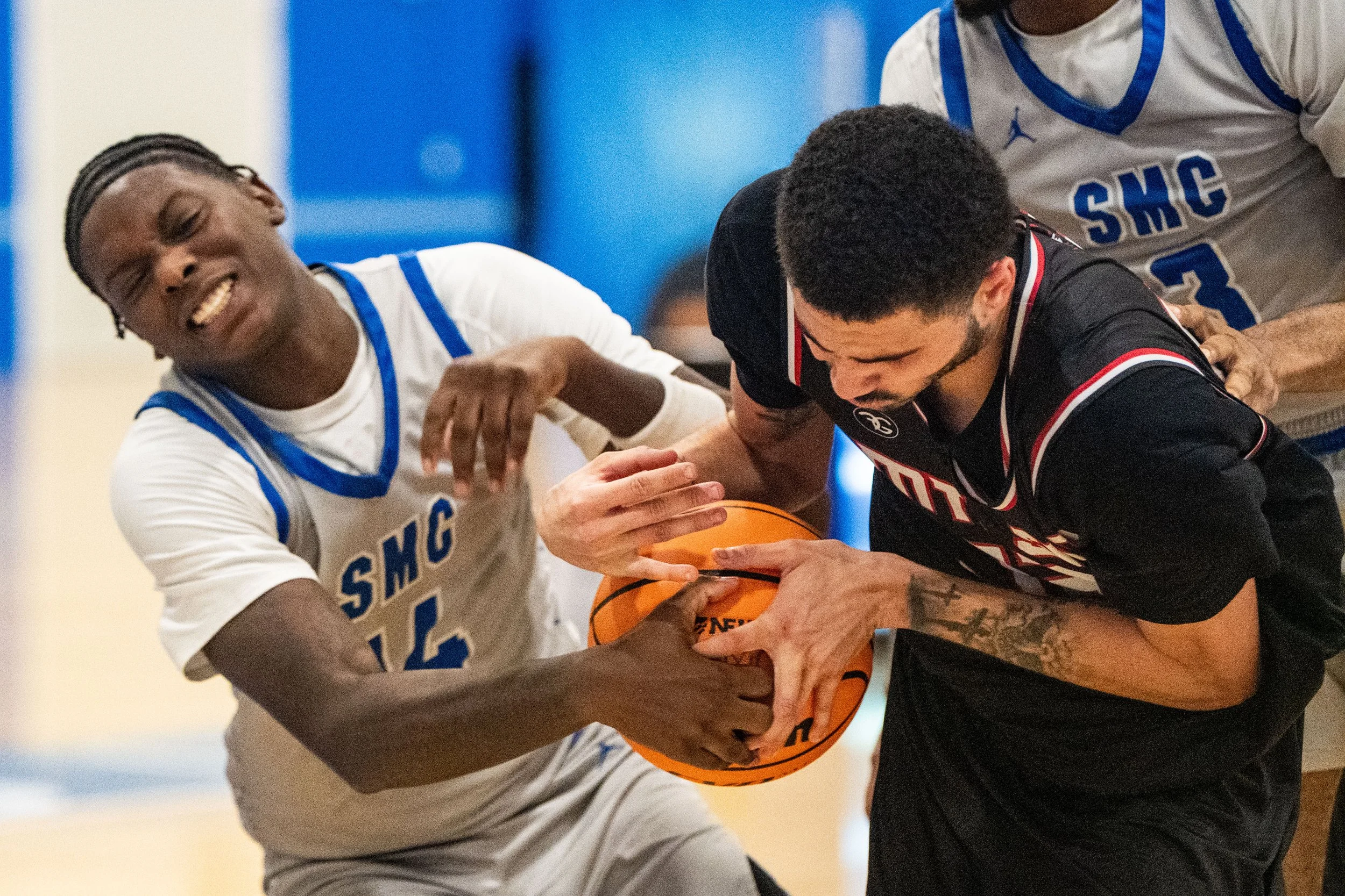  Santa Monica College (SMC) Corsair forward (14) Ka'mari Johnson fighting for a loose ball with Sanjacinto College Raven (13) Tyler Frazier-Mathews on Saturday, Nov. 8, 2025, Santa Monica,Calif. Corsairs were defeated by the Raven 83-81. (Tom Rosholt