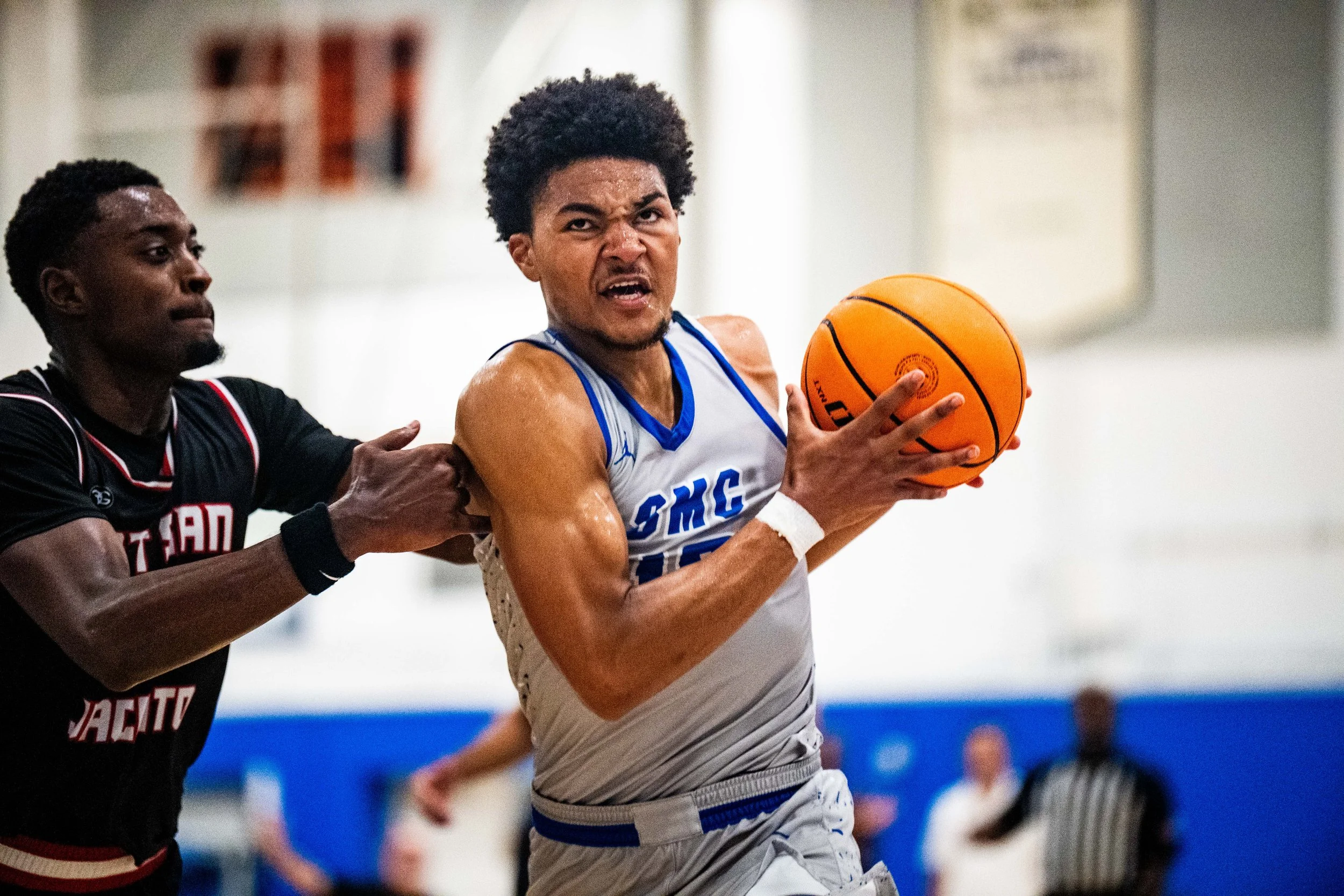  Santa Monica College (SMC) Corsair guard (10) Khafre Garrett-Mills driving the ball to the net on Saturday, Nov. 8, 2025, Santa Monica,Calif. Corsairs were defeated by the Raven 83-81. (Tom Rosholt | The Corsair) 