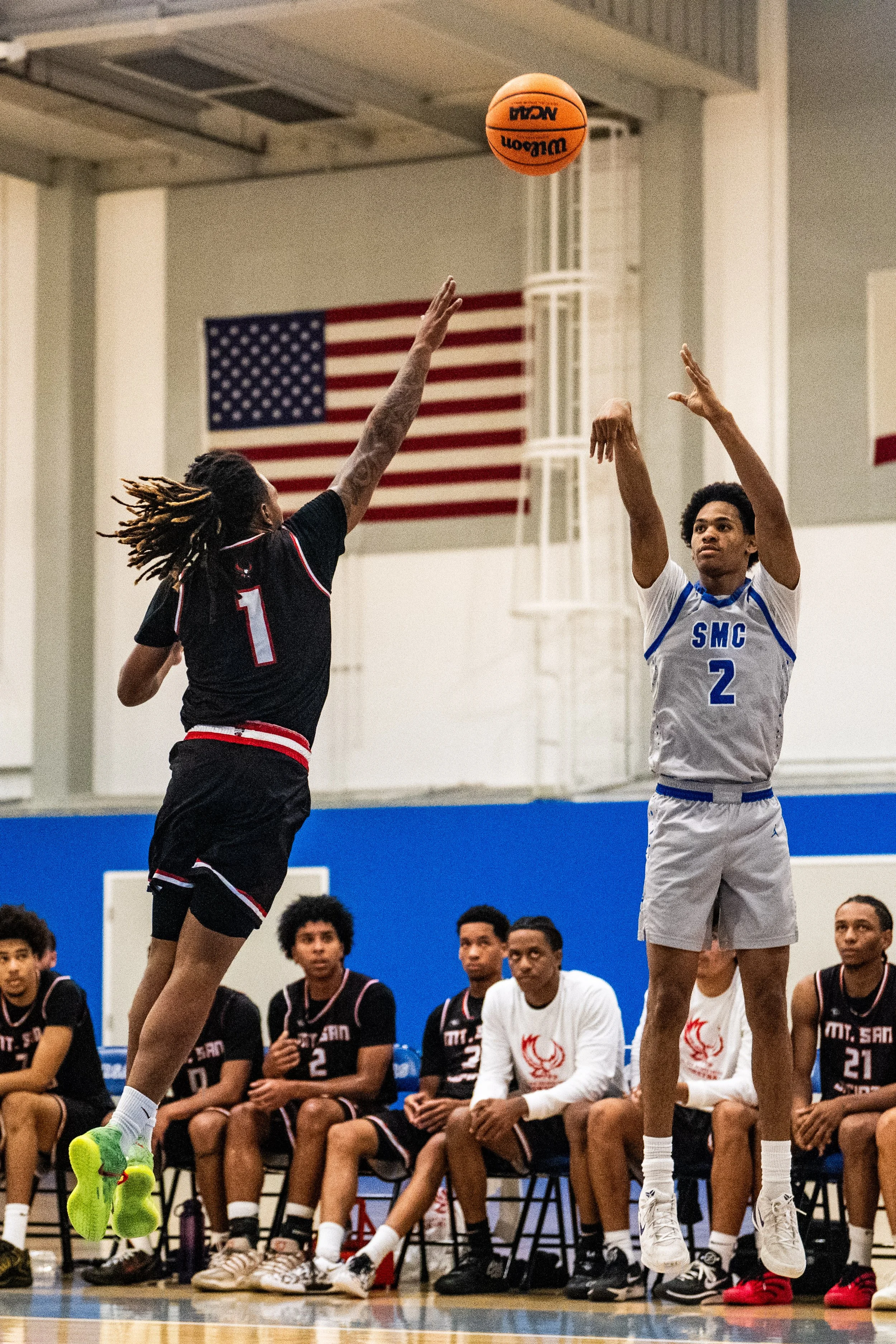  Santa Monica College (SMC) Corsair guard (2) Jontue Cooper shooting a jump shot over San Jacinto College (1) Kameron Manning-Fuimaono on Saturday, Nov. 8, 2025, Santa Monica,Calif. Corsairs were defeated by the Raven 83-81. (Tom Rosholt | The Corsai