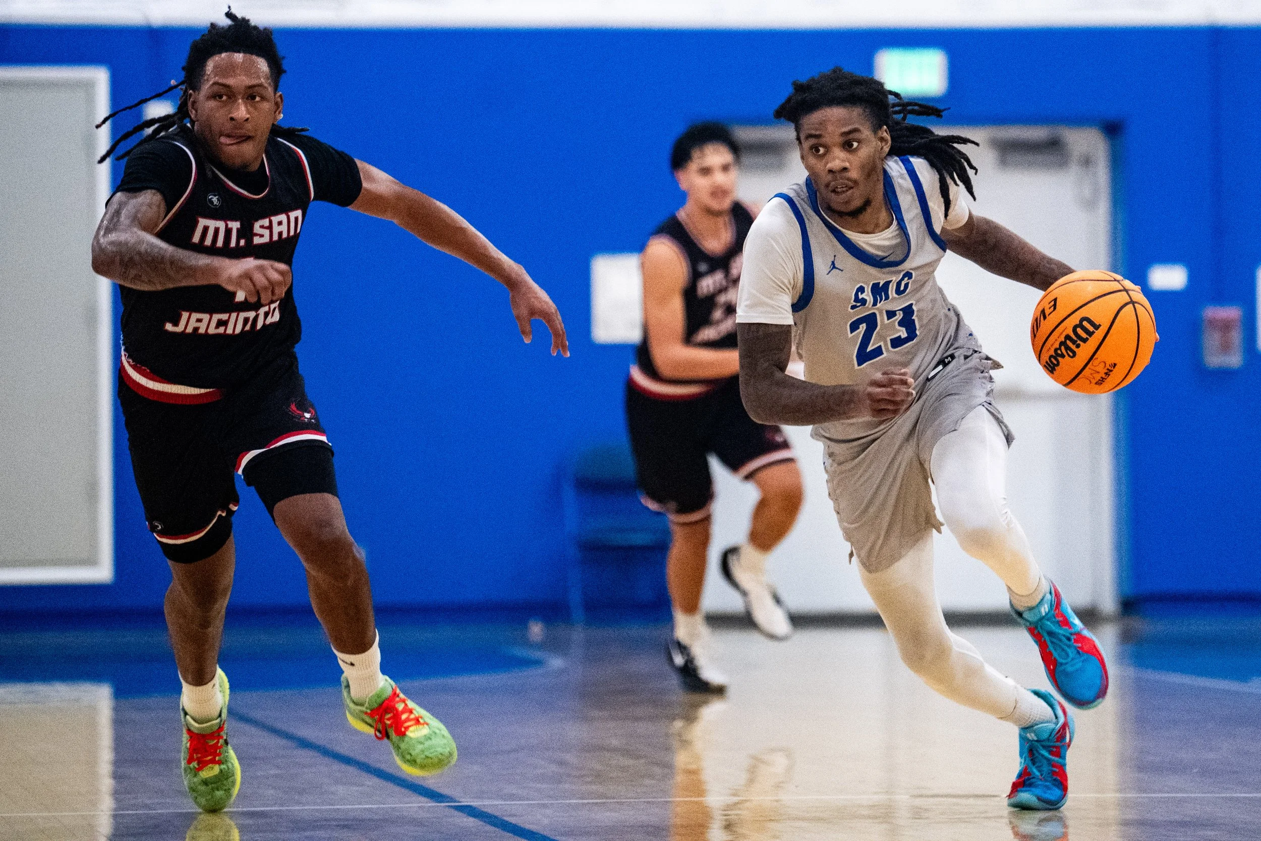  Santa Monica College (SMC) Corsair guard (23) Jerrell McCready dribbling the ball down court passed San Jacinto College Raven (7) RJ Dawson on Saturday, Nov. 8, 2025, Santa Monica,Calif. Corsairs were defeated by the Raven 83-81. (Tom Rosholt | The 