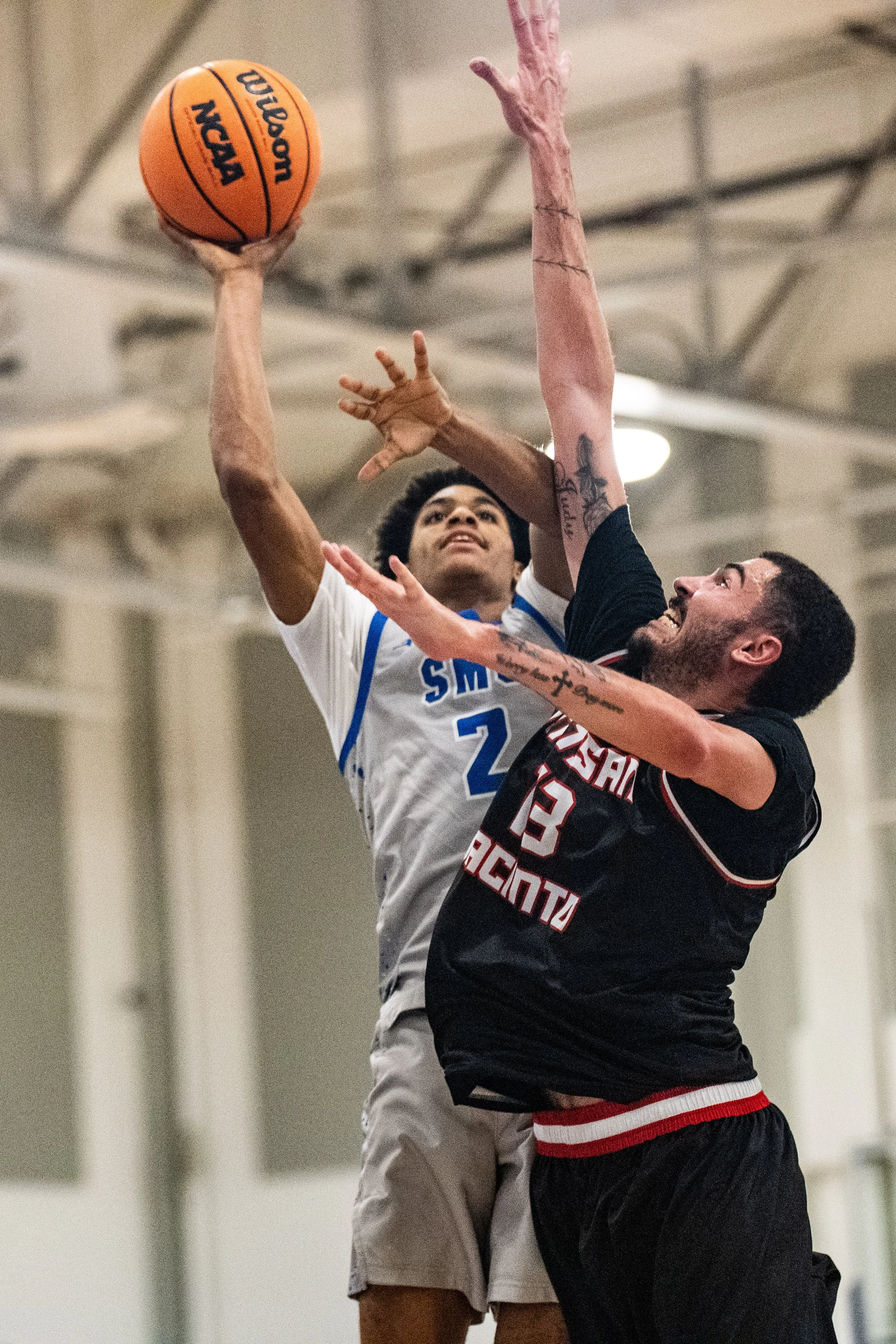  Santa Monica College (SMC) Corsair guard (2) Jontue Cooper shoots a floater sholt of San Jacinto College Rave (13) Tyler Frazier-Mathews on Saturday, Nov. 8, 2025, Santa Monica,Calif. Corsairs were defeated by the Raven 83-81. (Tom Rosholt | The Cor