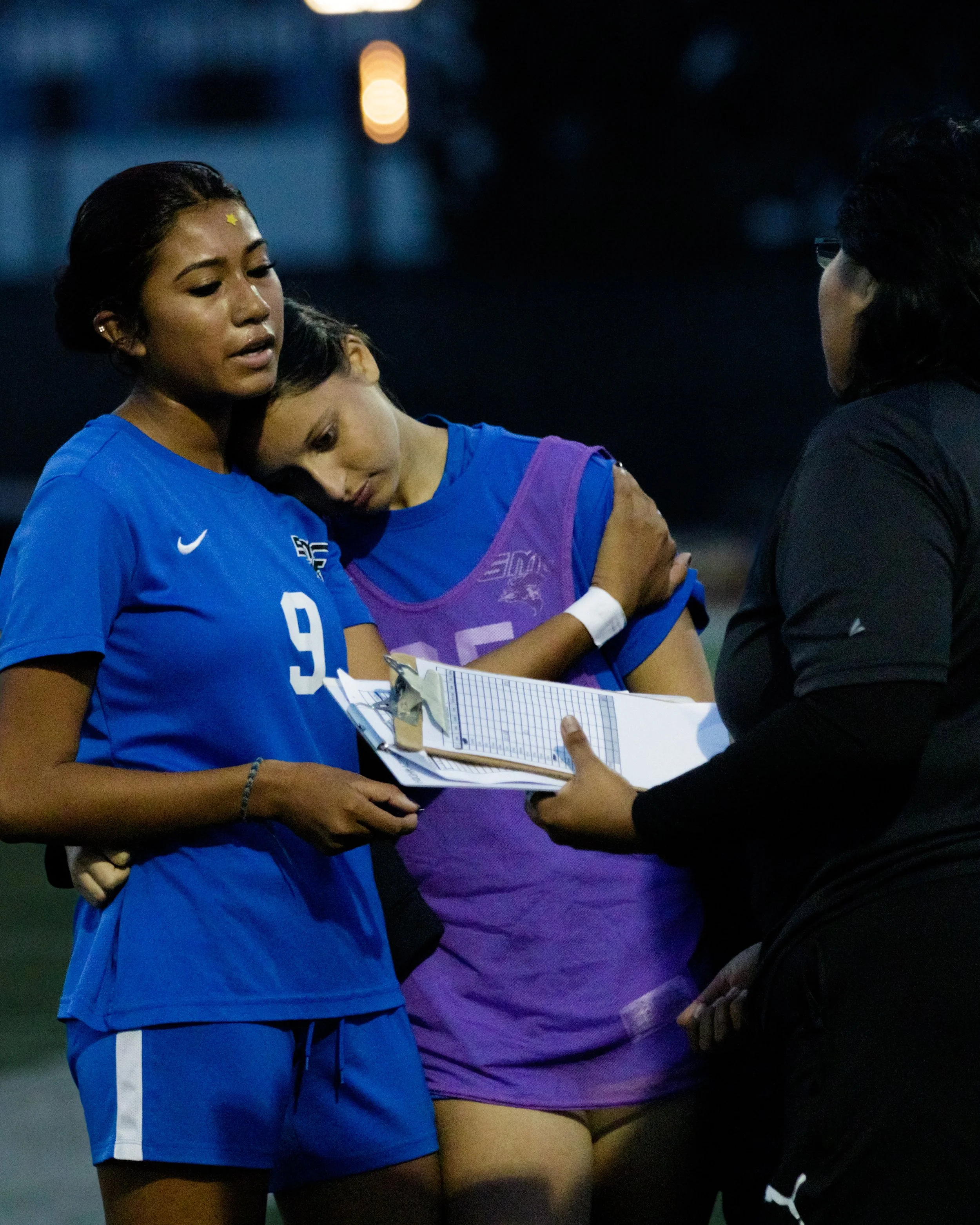  Marlene Garcia (Left) and teammate (Right), of the Santa Monica College (SMC) Corsair,during the halftime break on Thursday Nov. 14, 2025 at Corsair Stadium in Santa Monica College in Santa Monica, Calif.Corsairs defeat the Marauders 3-0, this is th