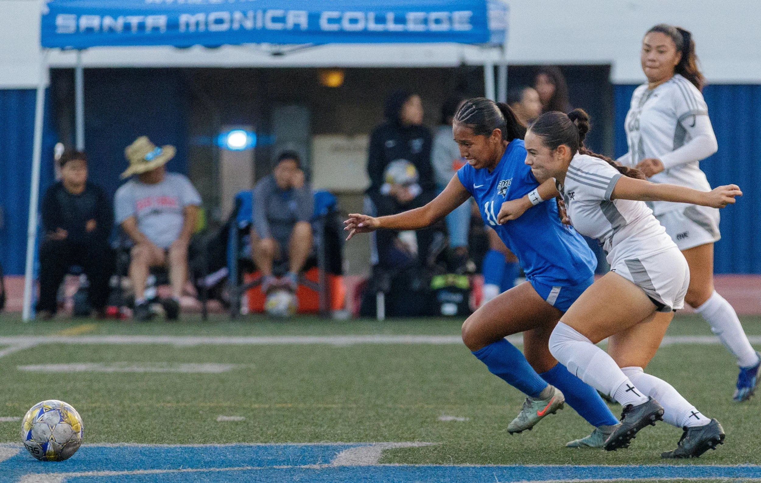  Santa Monica College (SMC) Corsairs’ Erika Bautista (Left) and Antelope Valley College (AVC) Marauders’Saydee Martinez(Right) battle for the ball during a soccer match on Thursday Nov. 14, 2025 at Corsair Stadium in Santa Monica College in Santa Mon