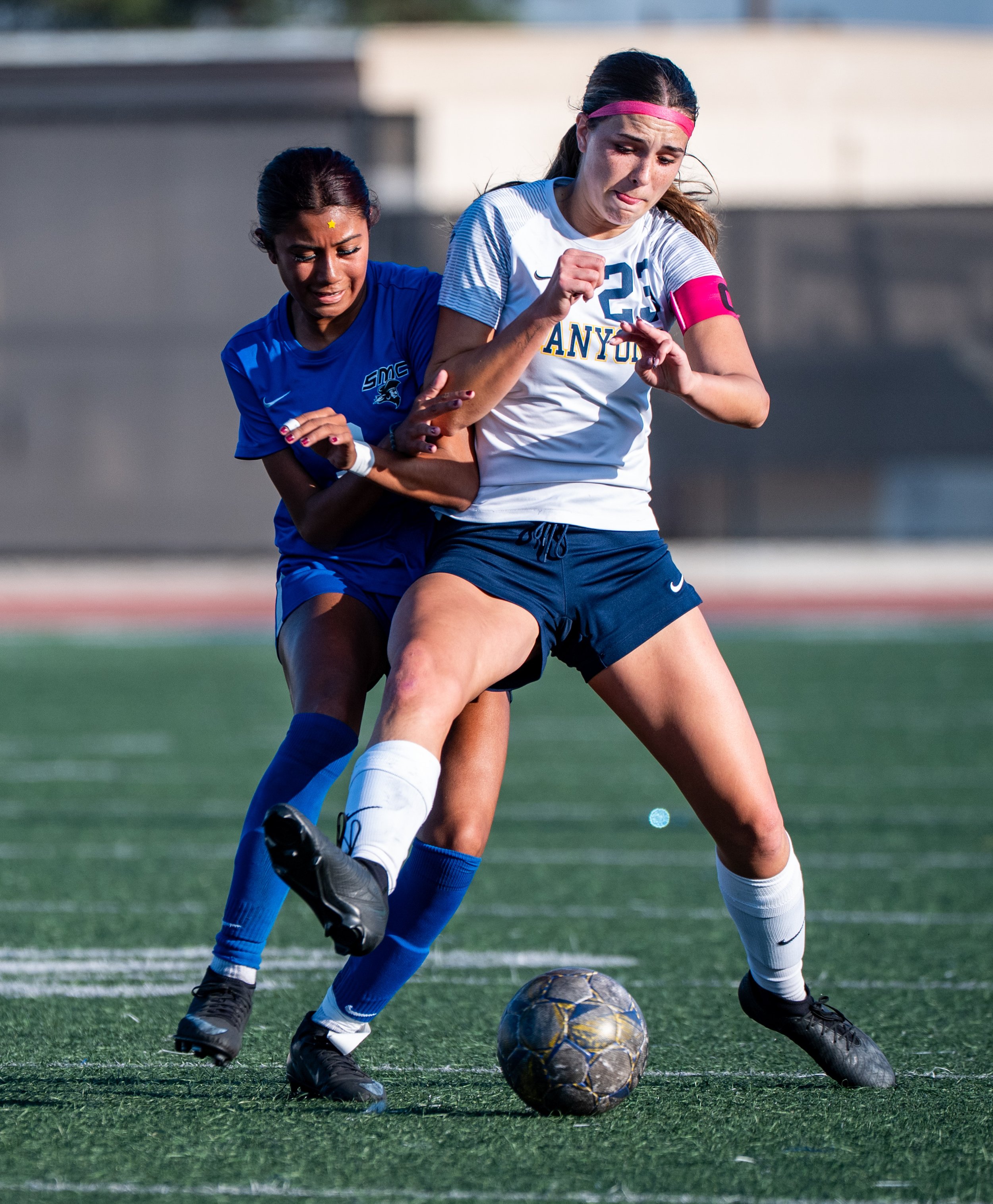  Santa Monica College (SMC) Corsair defender (9) Marlene Garcia fighting for the ball against College of the Canyons Cougar (22) Kennedy Crone on Wednesday, Nov. 5, 2025, Santa Monica, Calif. The Corsairs tied the College of the Canyons Cougars 0-0. 