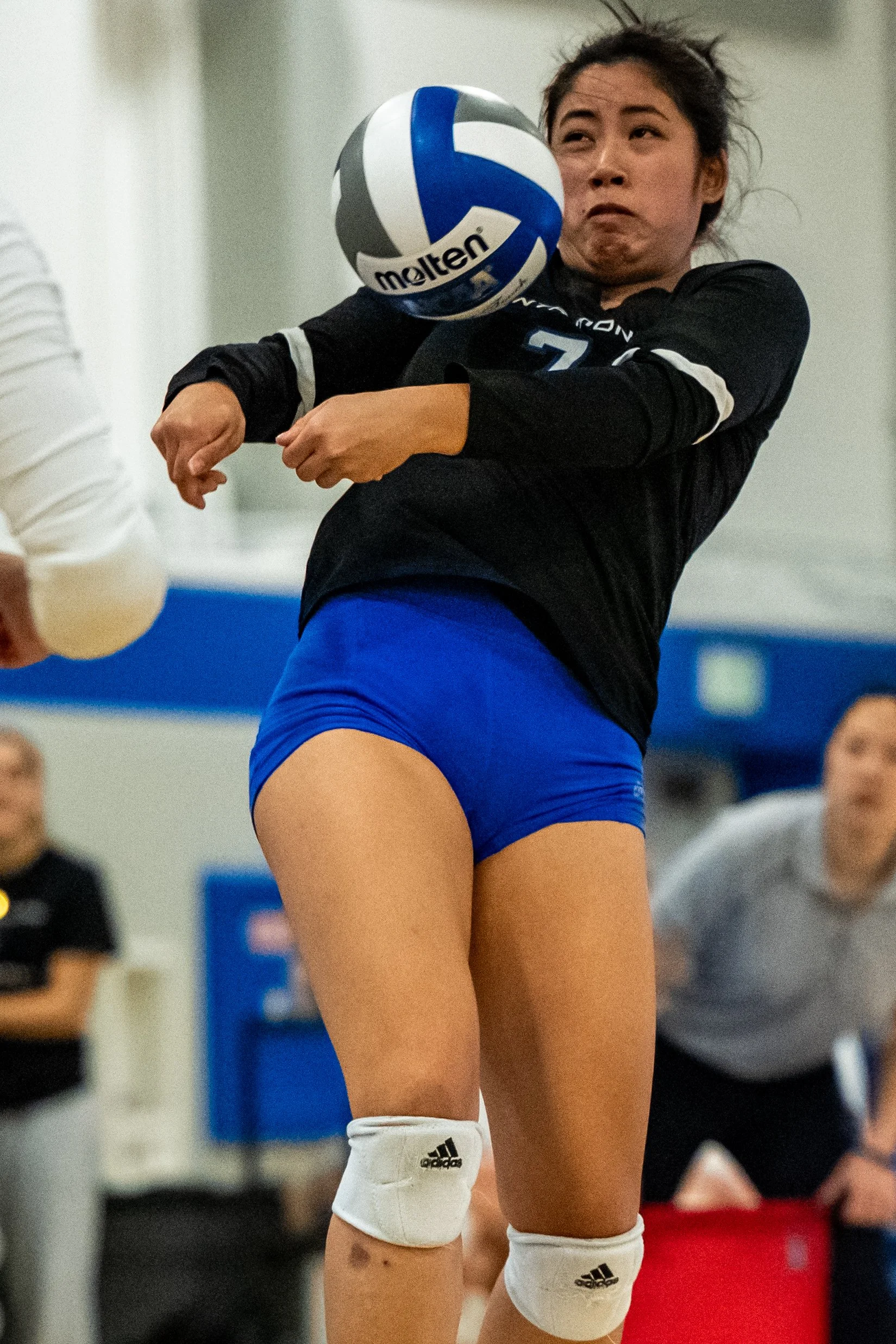  Santa Monica College Corsairs cleft back (7) Annah Legaspi returns serve during round 3 of the 3C2A tournament on Saturday, Nov. 29, 2025, in Santa Monica, Calif. The Corsairs defeated the Golden West Rustlers 3-0. (Tom Rosholt | The Corsair) 