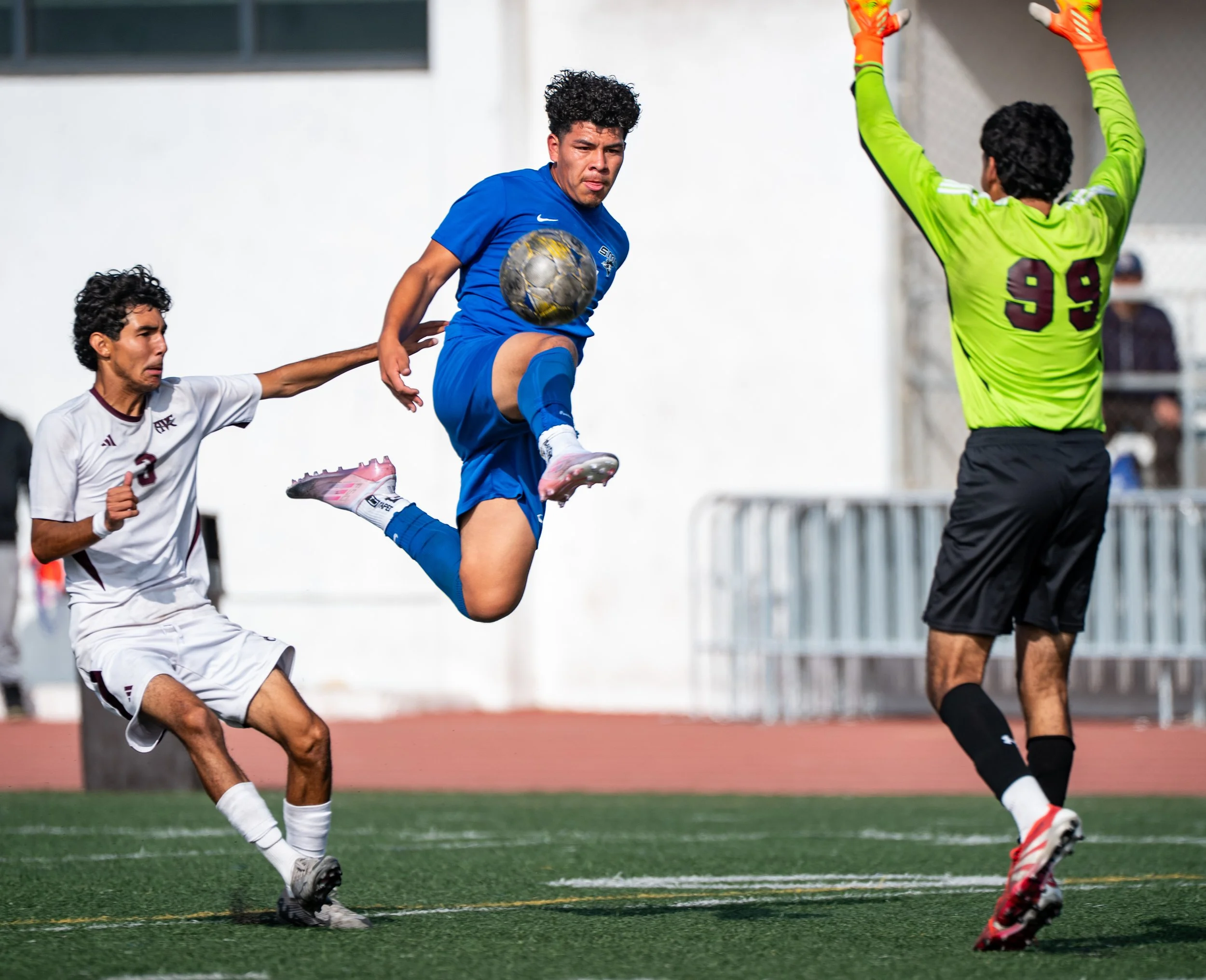  Santa Monica College (SMC) Corsair forward (14) Jefferson Parada fields the ball and passes it in one move on Tuesday,  Nov. 4, 2025, Santa Monica, Calif. The Corsairs won the4-0. (Tom Rosholt | The Corsair) 