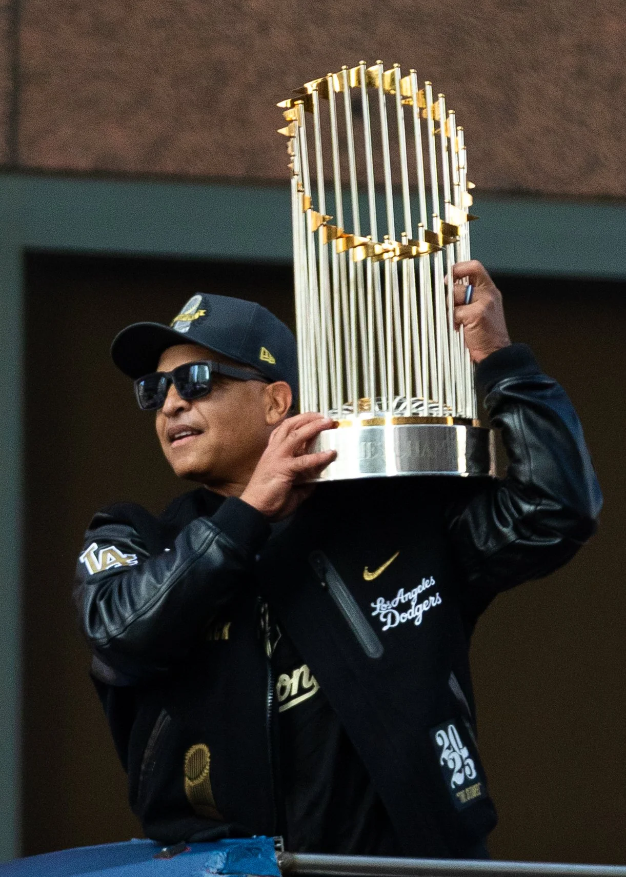  Dodgers manager Dave Roberts shows off the championship trophy during the Dodgers parade in downtown Los Angeles, Calif., on Monday, Nov. 3, 2025. The parade celebrated the team’s 2025 World Series win over the Toronto Blue Jays, adding to their nin