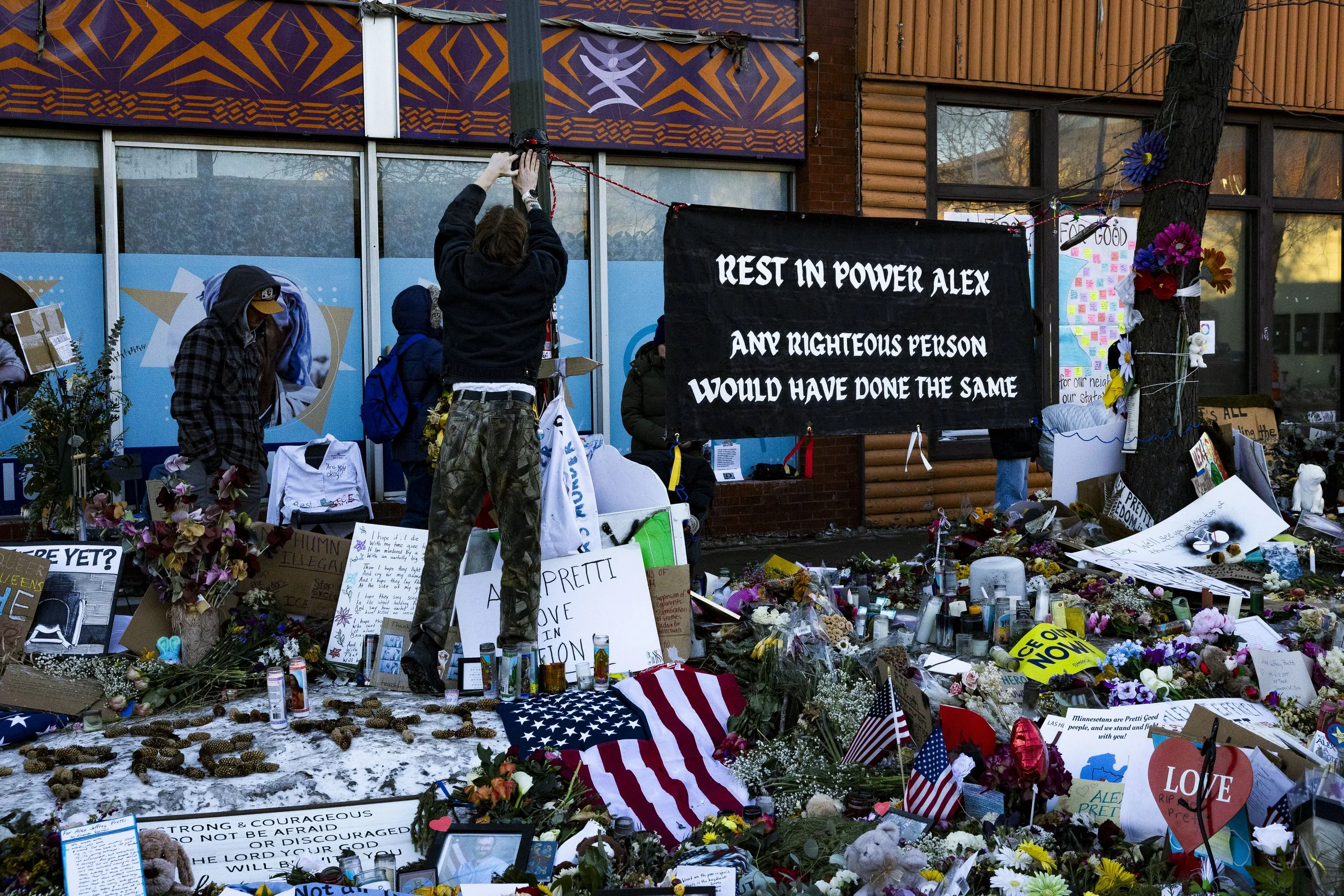  Man reties banner at the Alex Pretti Memorial on Nicollet Avenue and East 26th Street in Minneapolis, on Thursday, Jan. 29, 2026, five days after law enforcement fatally shot Pretti. (Kayjel J. Mairena | The Corsair) 