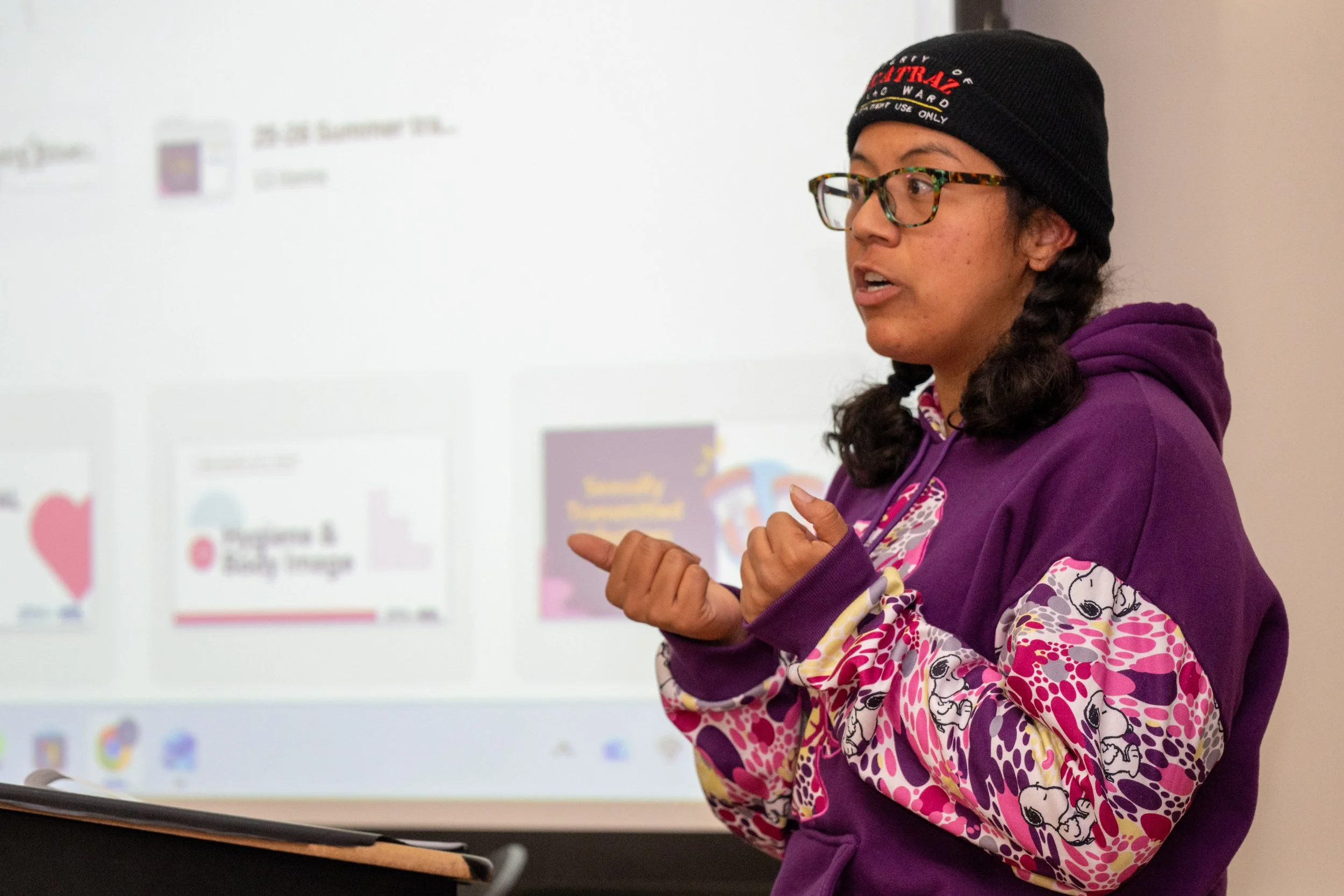  Julyssa Guevara, basic needs case manager, is informing participants about the function of the Santa Monica College (SMC) Basic Needs department at SMC on Thursday, February 19, 2026, Santa Monica, Calif. (Tom Rosholt | The Corsair) 
