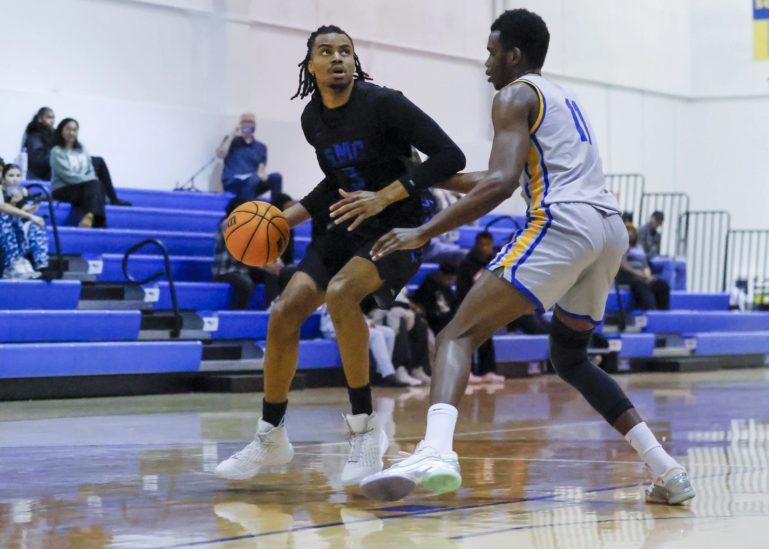  Santa Monica College (SMC) Corsair basketball player Michael Kalu(L) during the SMC men’s basketball game against West LA College at West LA College Gym, Culver City, Calif., Feb. 21, 2026. The Corsair lost 81-75. (Masie Najafi | The Corsair) 