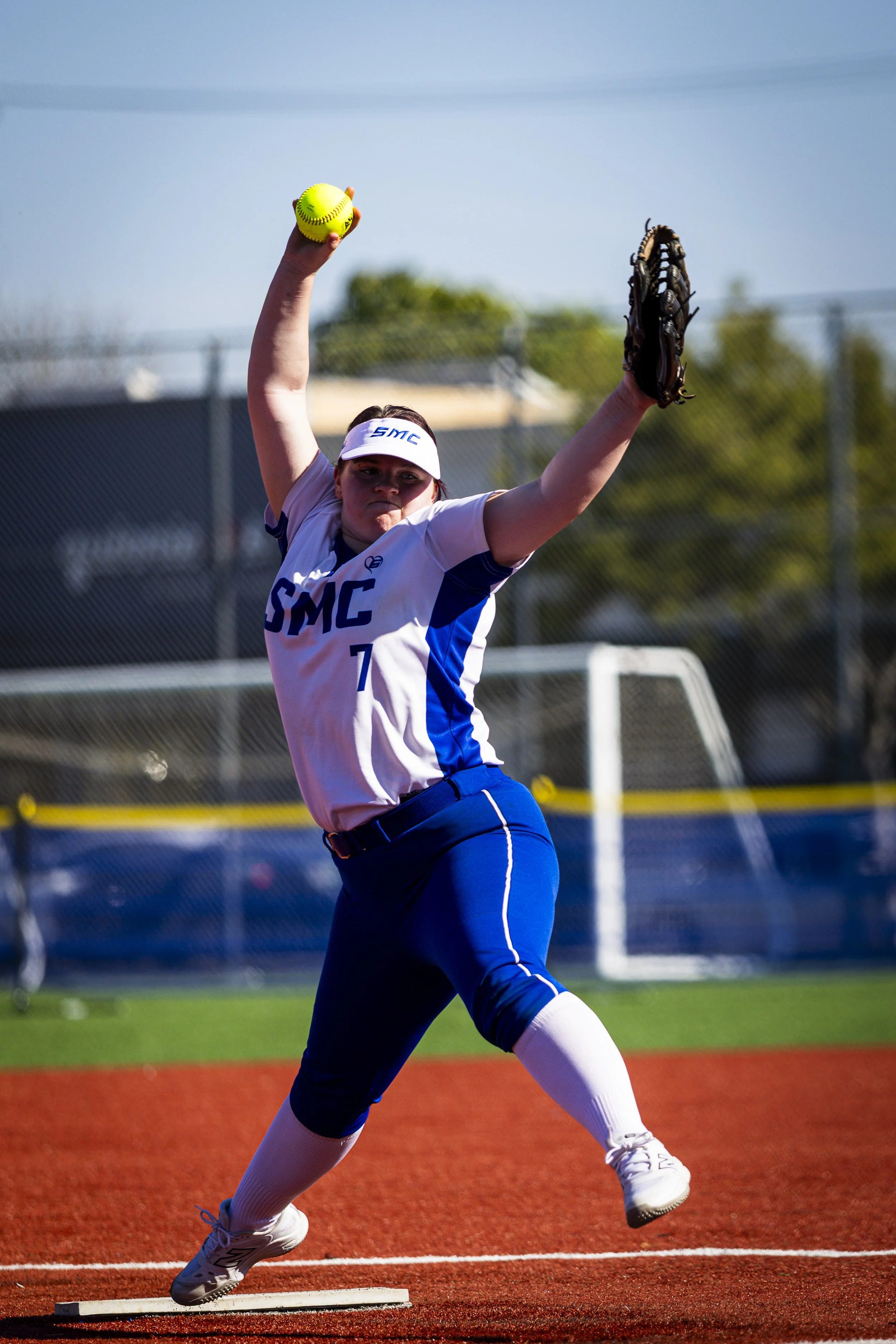  Santa Monica College (SMC) Corsair (7) Cadence Pursell (cq) throws a pitch during their game against Los Angeles Valley College Monarchs on Thursday, Feb. 26, 2026, in the John Adams Middle School softball pitch in Santa Monica, Calif. Corsairs were