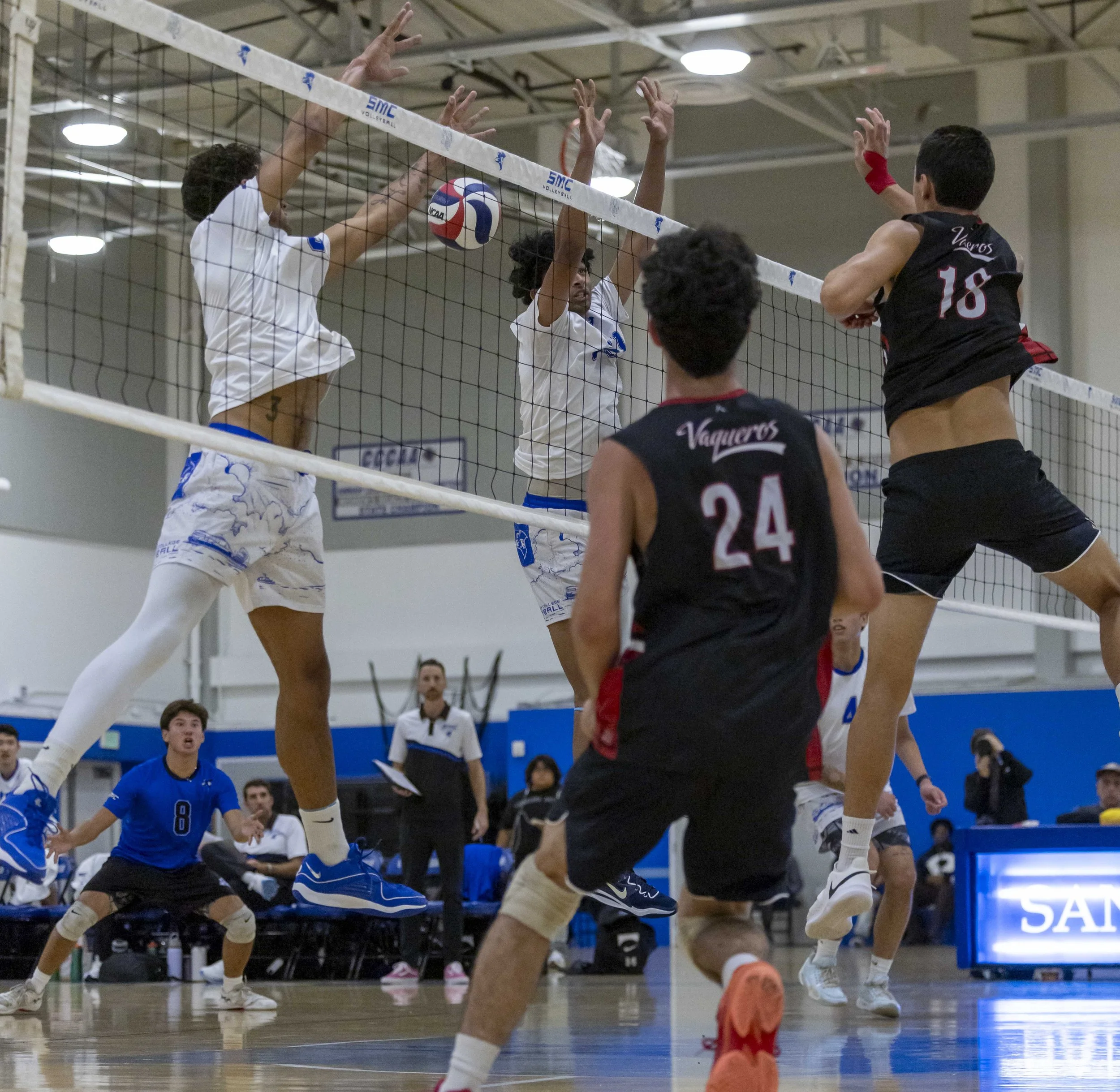  The Corsair, Santa Monica College (SMC) women’s volleyball team players Samanu Hannemann (L) and Soorva Raman (R), attempted to block Santabarbara City College in their matchup on Wednesday, Feb.25, 2026, at the Corsair Gym at SMC in SantaMonica.Cal