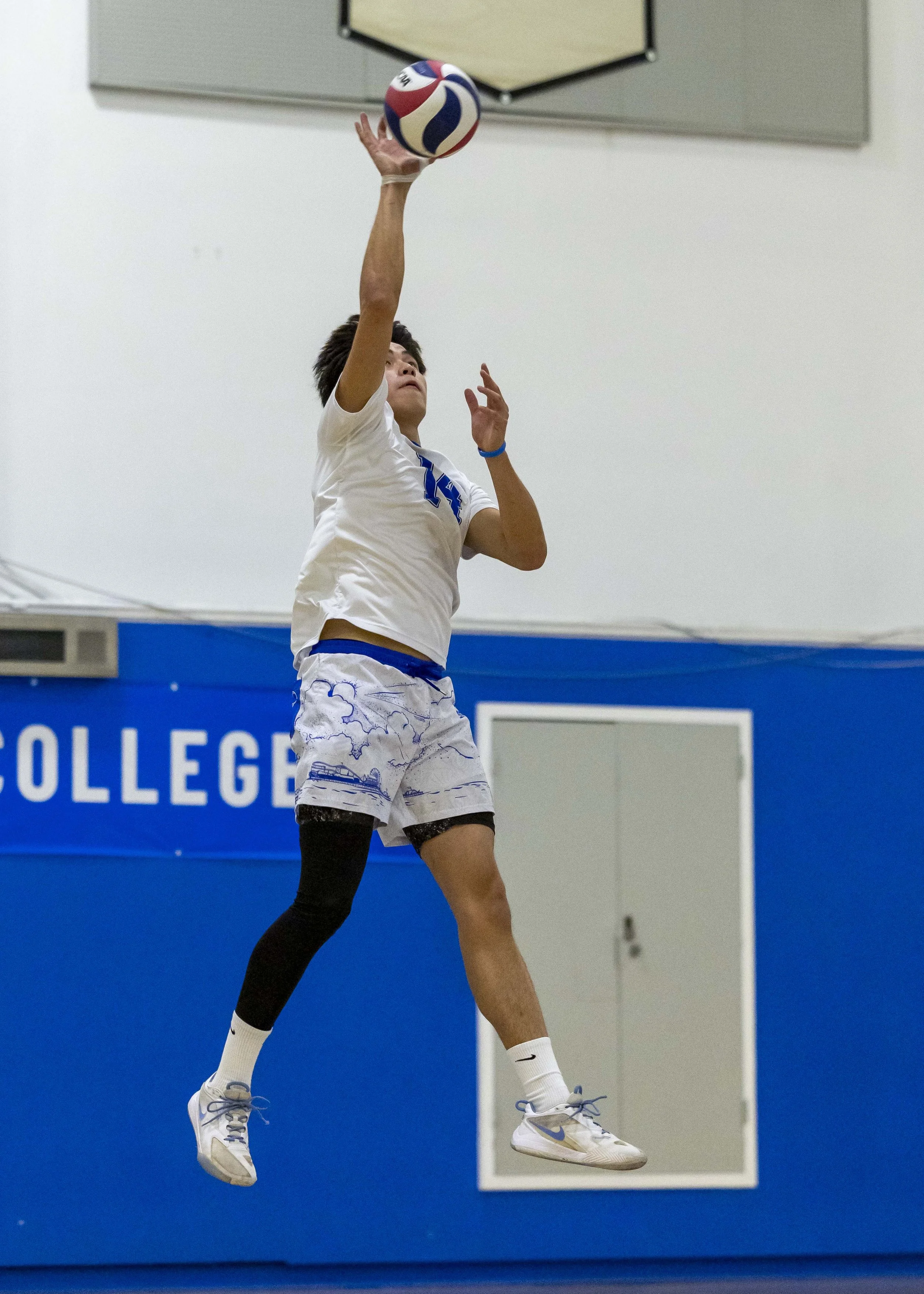  The Corsair, Santa Monica College (SMC) Men’s volleyball player, Setter Ethan Lo (#14), plays against Santa Barbara City College in their matchup on Wednesday, Feb.25, 2026, at the Corsair Gym at SMC in Santa Monica, Calif..The Corsair lost 1-3.(Mas