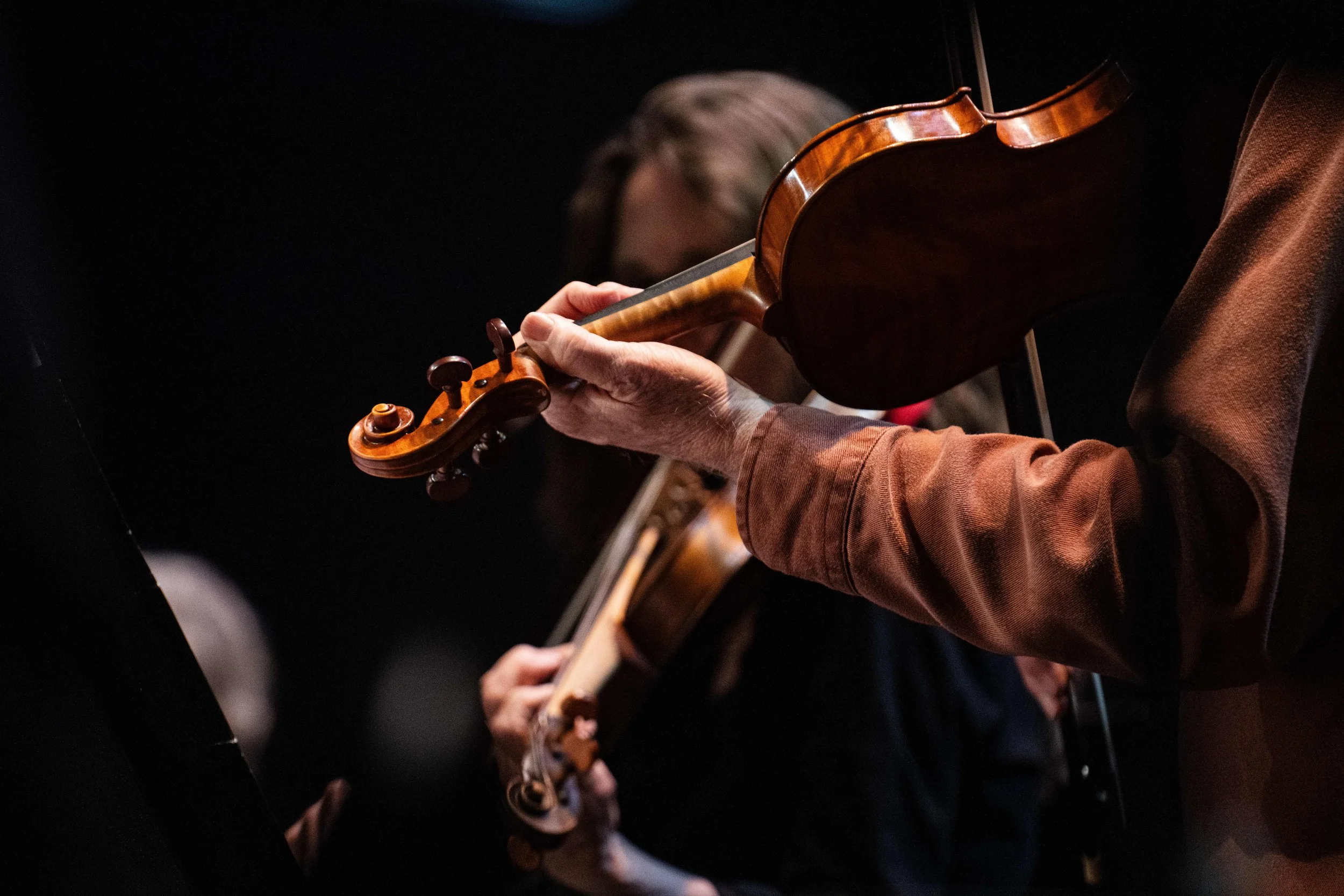  Philharmonia Baroque Orchestra violin Anthony Martin (front) and Principal Second Violin Jolianne von Einem dress rehearse for a performance led by mandolinist Avi Avital on Sunday, Feb. 22, 2026, at BroadStage in Santa Monica, Calif. (Elizabeth Bac
