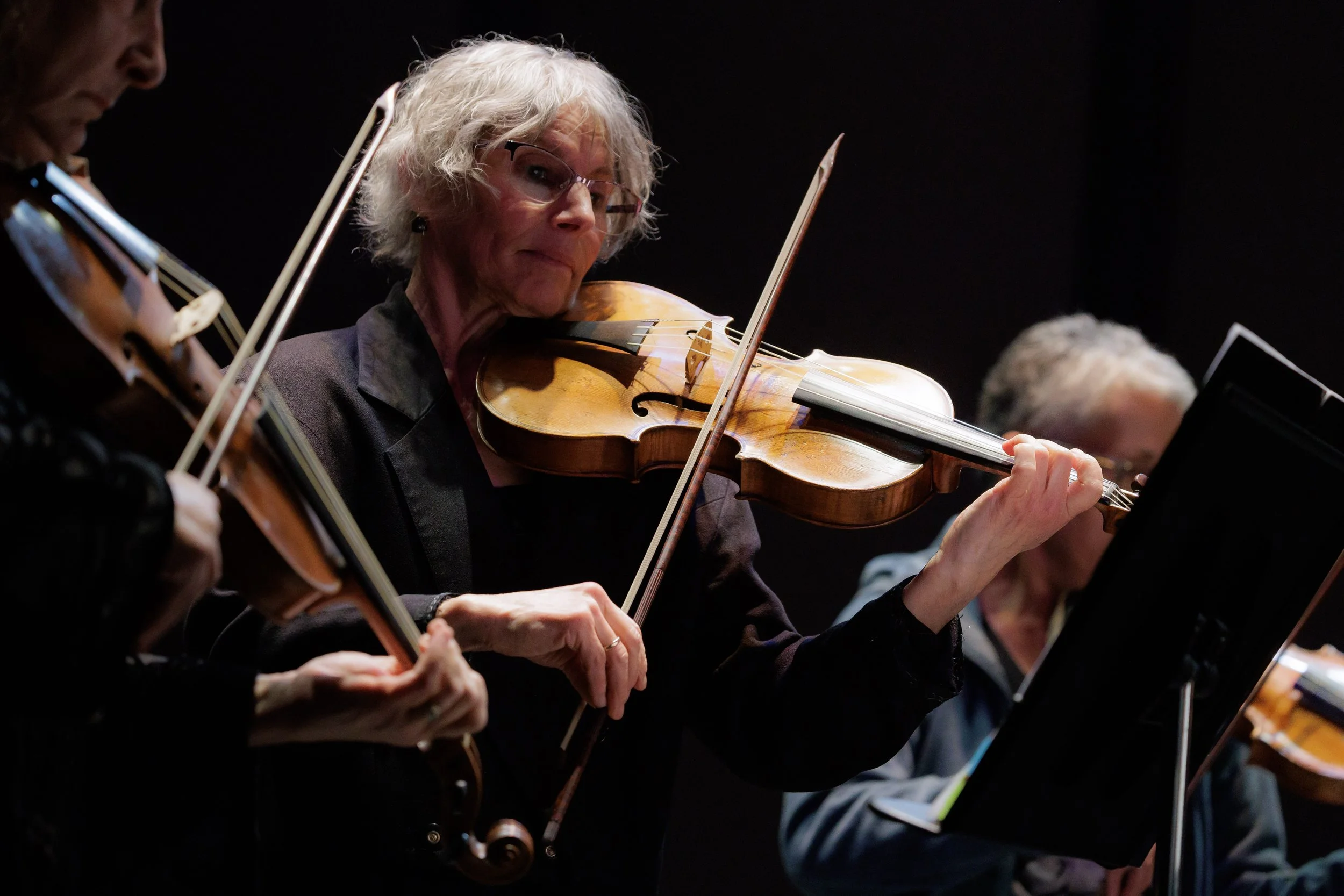  Philharmonia Baroque Orchestra violinist Lisa Grodin (center) dress rehearses on baroque violin and snakewood bow for a performance with mandolinist Avi Avital at BroadStage in Santa Monica, Calif. on Sunday, Feb. 22, 2026. “The bounce is really dif