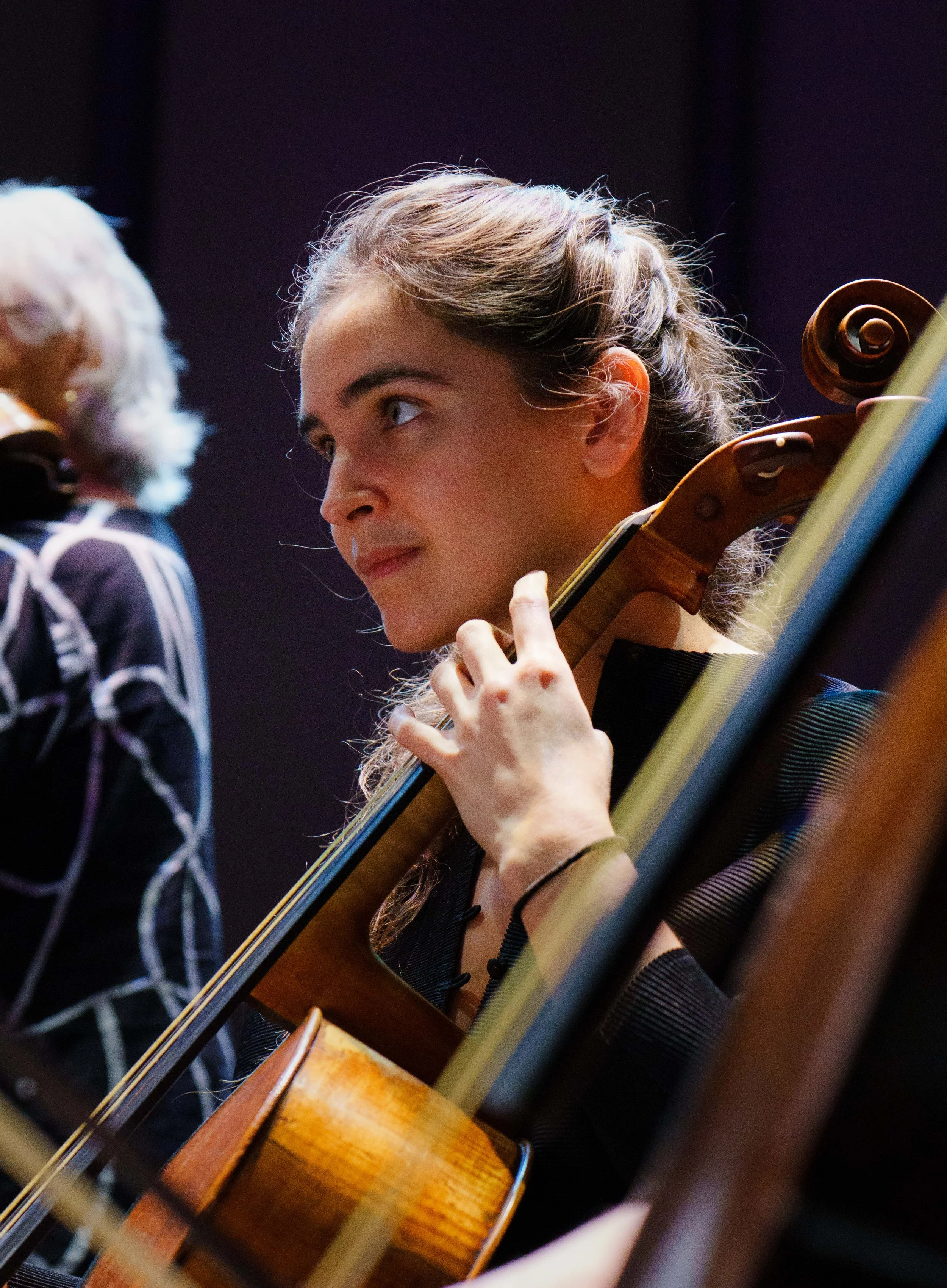  Philharmonia Baroque Orchestra cello Clara Abel dress rehearses for a performance led by mandolinist Avi Avital on Sunday, Feb. 22, 2026, at BroadStage in Santa Monica, Calif. (Elizabeth Bacher | The Corsair) 