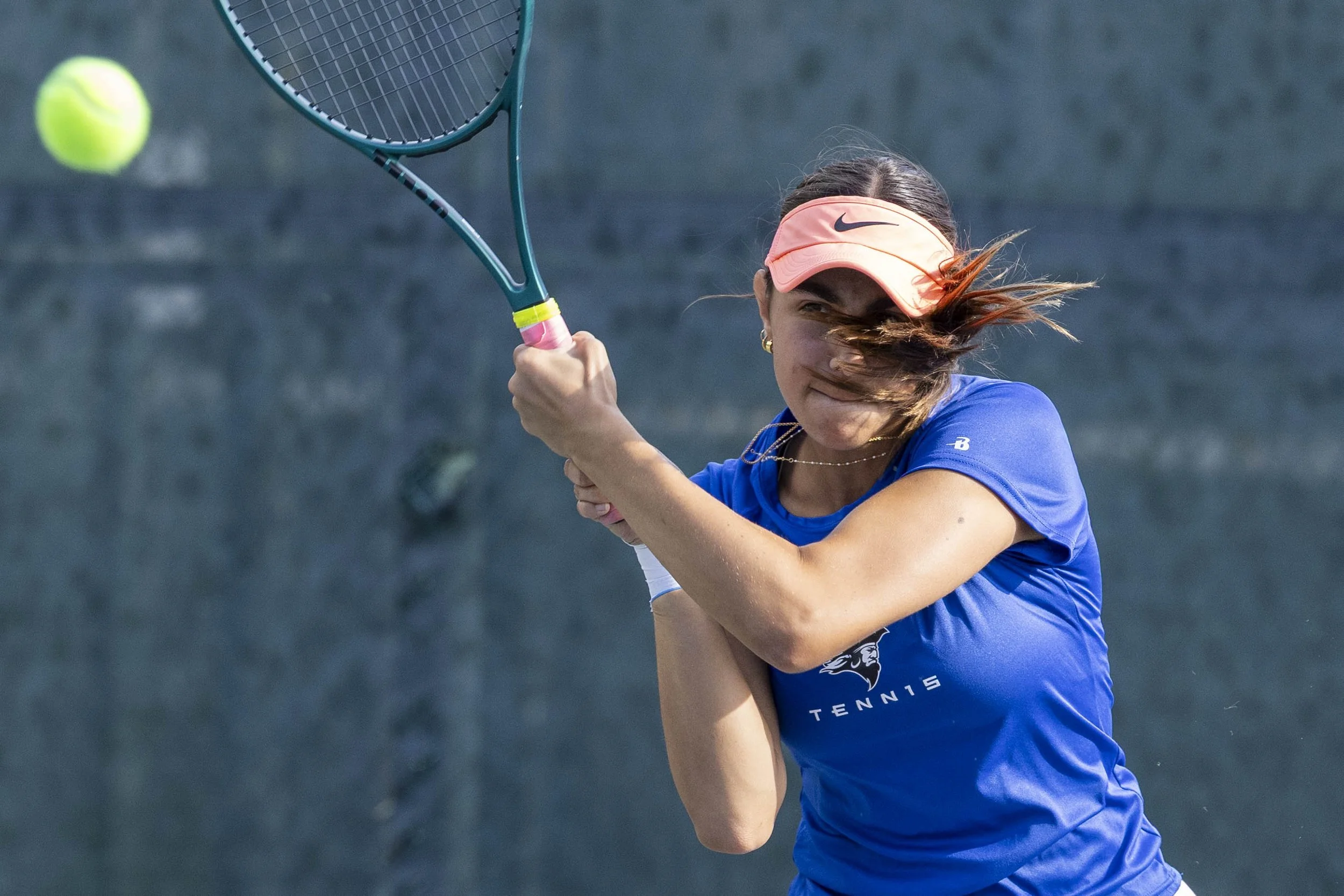  Corsair Zoe Allais of the Santa Monica College Women’s Tennis team returns a ball against Ventura College’s Pirate Chandra Padua during the #2 single match on Tuesday, March 3, 2026, at the Ocean View Park Tennis Courts, in Santa Monica, Calif. Alla