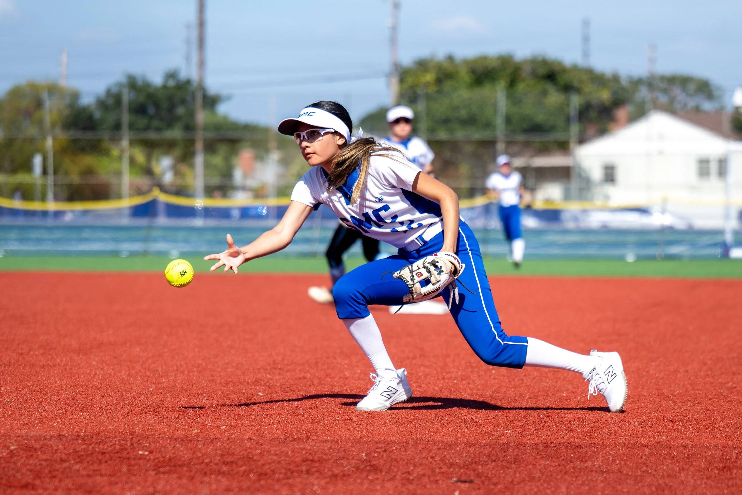  Santa Monica College Corsair second baseman Danaly Santos (12) fields a ground ball during the game against Moorpark College Raiders in Santa Monica, Calif., on Friday, Feb. 27, 2026. The Corsairs were defeated by the Raiders, 16-0. (Tom Rosholt | T