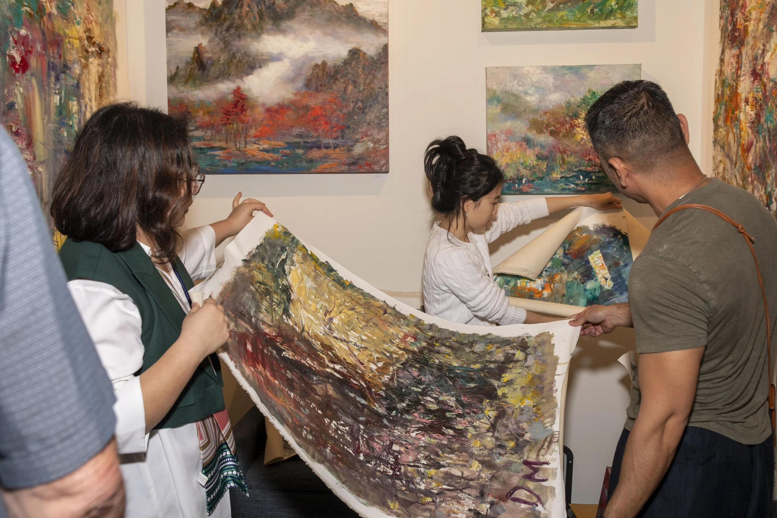  Artist David Ma's two daughters (L) assist his gallery by selling prints to guest (r) at the opening night of The Other Art Fair in Culver City, Calif. Thursday, Febuary 27, 2026 (Andrew Starnes | The Corsair) 