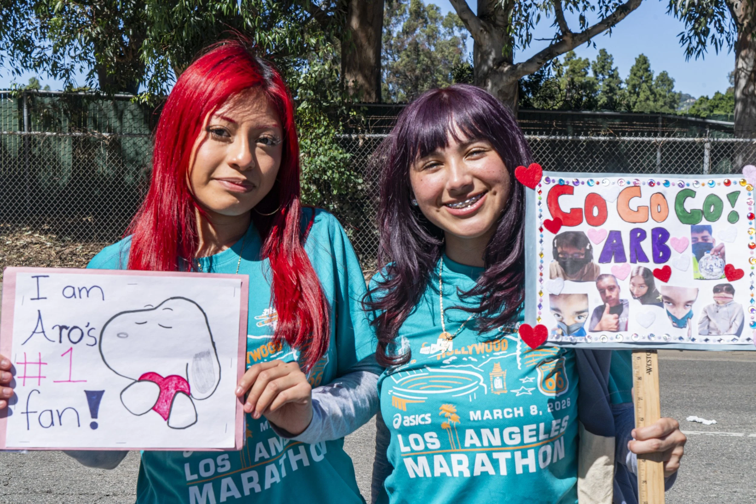  First year Los Angeles Marathon volenteers (L-R) Keyla Cortez & Libne Fernandez hold signs to support friends near the finish line at the 41st annual LA Marathon on Santa Monica Blvd in Century City, Calif., Sunday, March 8, 2026  (Danny Sanchez | T