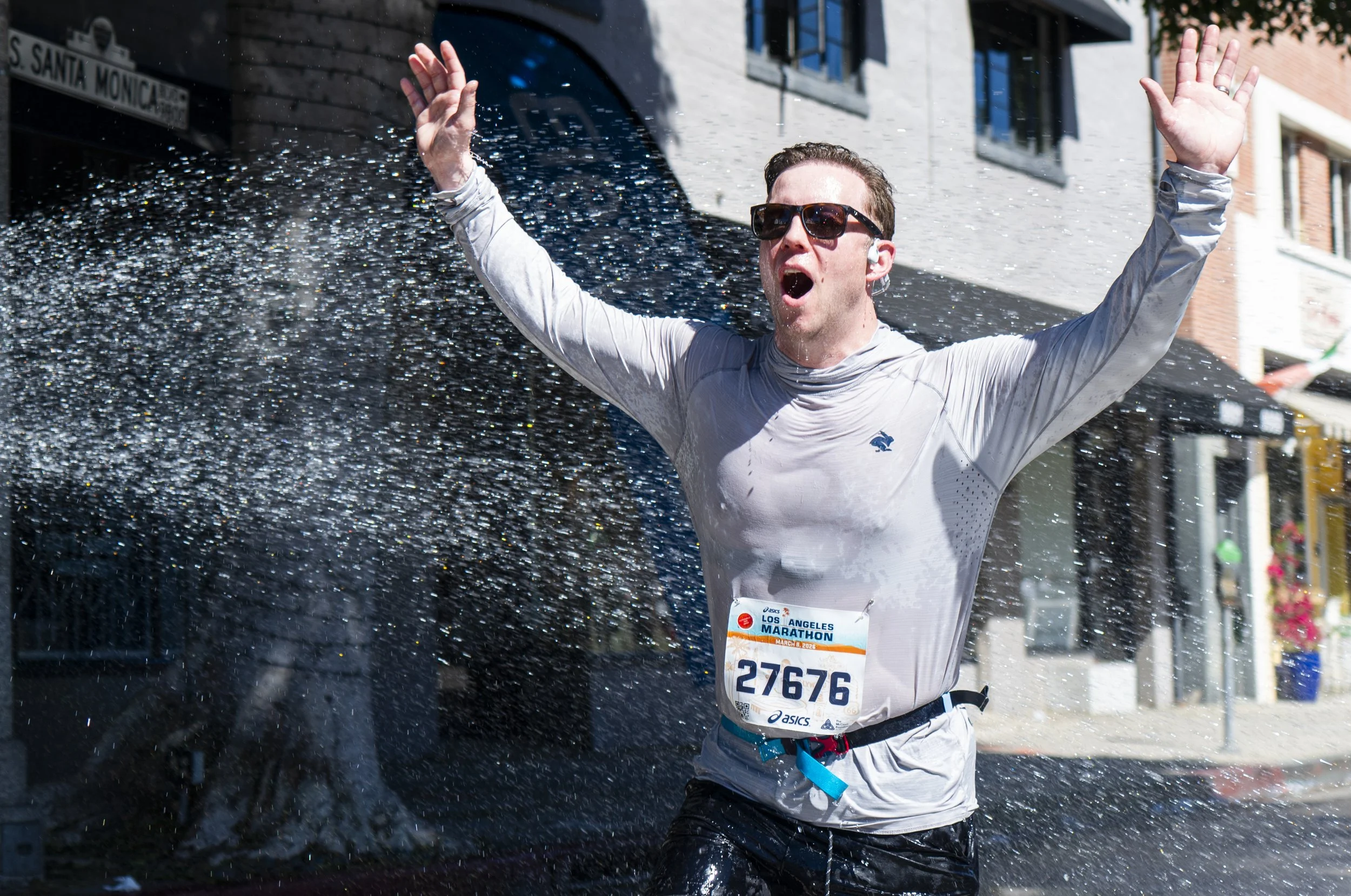  Los Angeles Marathon runner embraces refreshment at mile 17 cool down water station at the cross streets of Charleville Blvd and Santa Monica Blvd at the 41st annual LA Marathon on Santa Monica Blvd in Beverly Hills, Calif., Sunday, March 8, 2026 (D
