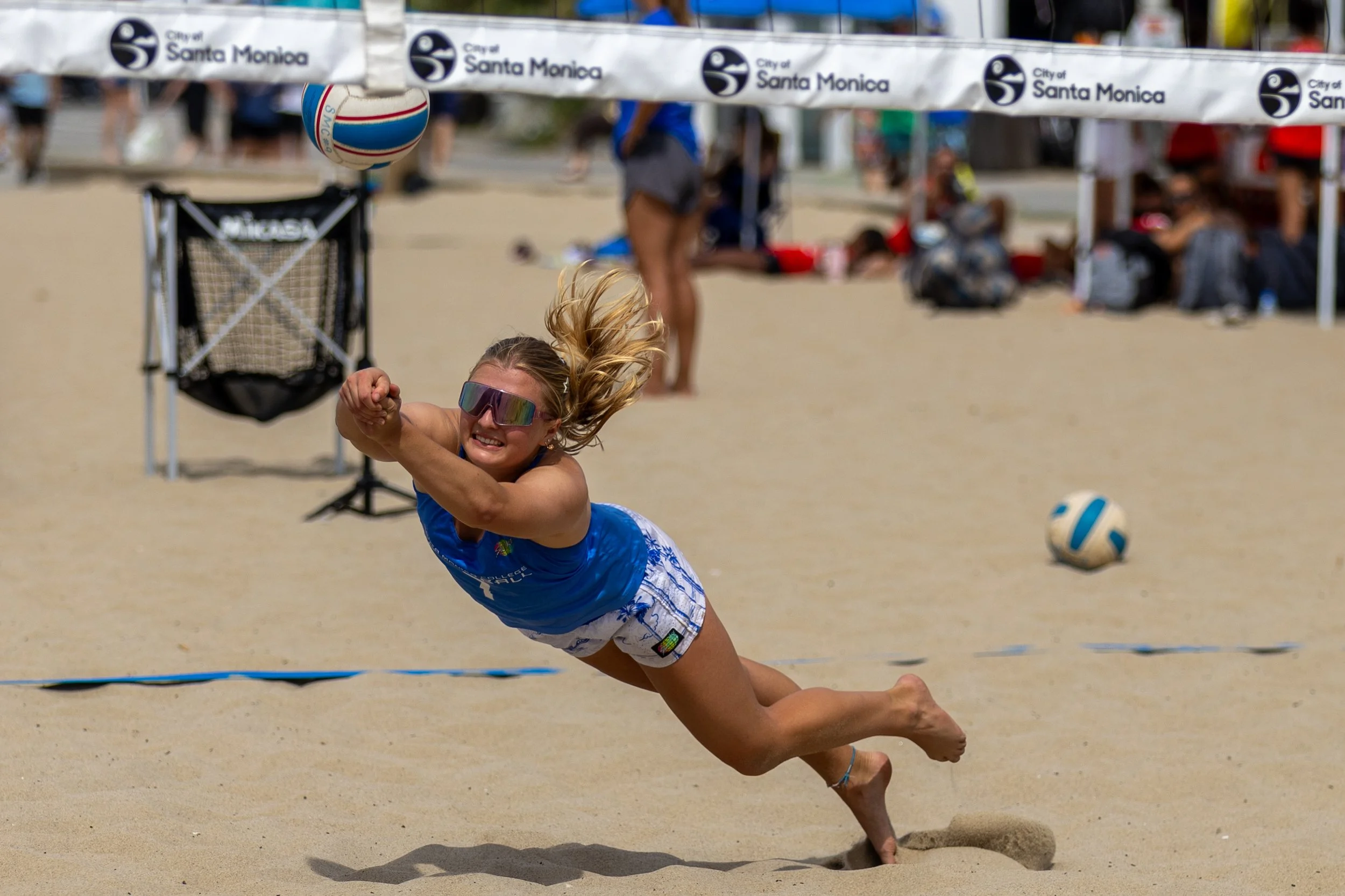  Santa Monica College (SMC) Corsair Split Eden Lorin (#7) (CQ) dives for the ball during a match against Glendale Community College Lady Vaqueros on Friday, March 13, 2026, at Ocean Park North Beach Volleyball Courts, Santa Monica, Calif. SMC Corsair