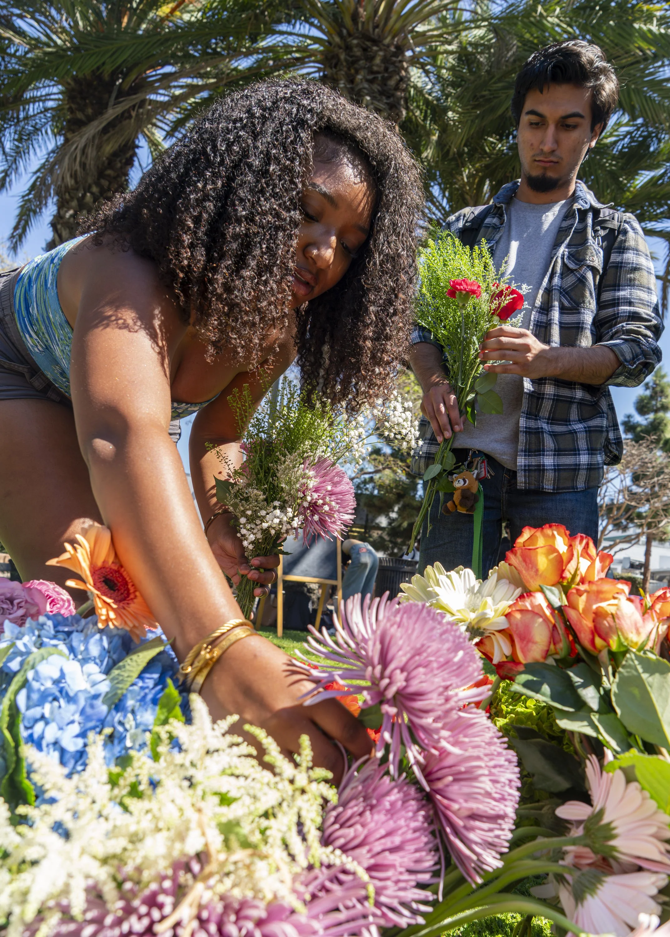  Santa Monica College students sort through a verity of flowers as they chose arrangments for bouquets at the Associated Students Flower Market at Santa Monica College in Santa Monica, Calif., Thursday March. 19, 2026 (Danny Sanchez | Corsair) 
