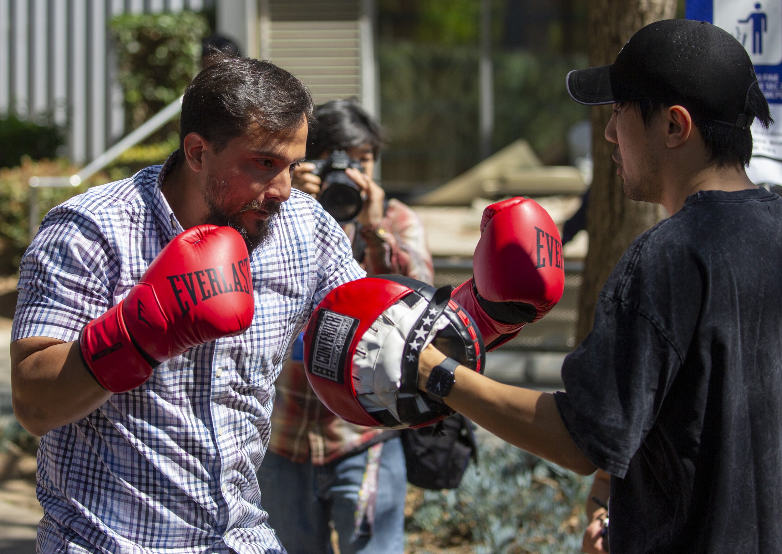  Students try out boxing techniques while interacting with members of the boxing club during a Club Awareness event at Santa Monica College on Thursday, March 26, 2026, in Santa Monica, Calif. (Jinhao Tian | The Corsair) 