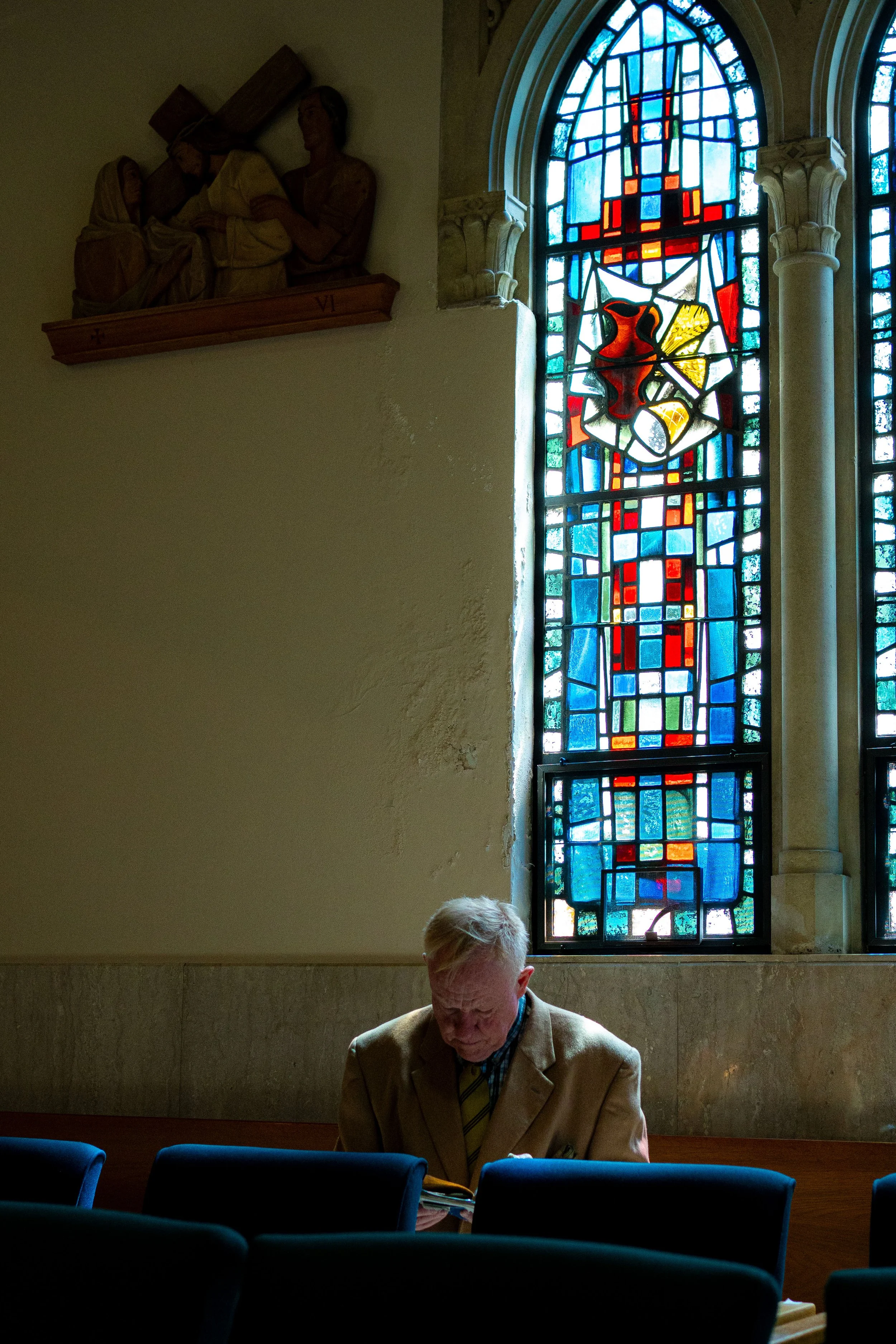  A parishioner of Corpus Christi Church—one of the Catholic churches destroyed by the 2025 Palisades Fire—sits to read the Bible at St. Joseph’s Chapel in the Carondelet Center shortly after Easter Sunday Mass, Sunday, April 5, 2026, in Los Angeles, 