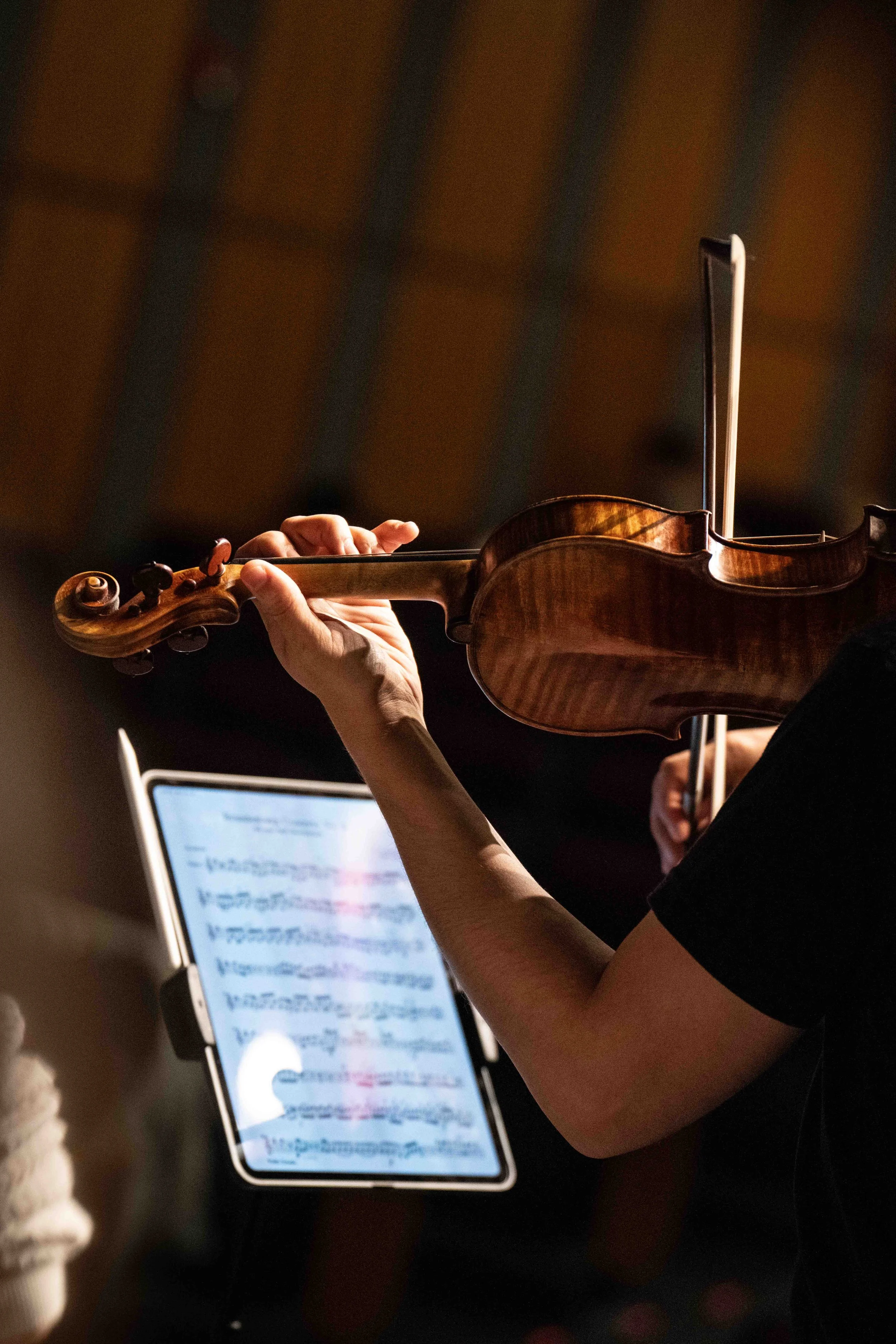 Violinist Etienne Gara rehearses Bach's Brandenburg Concerto No. 3 at Théâtre Raymond Kabbaz in Los Angeles, Wednesday, March 25, 2026. (Elizabeth Bacher | The Corsair) 